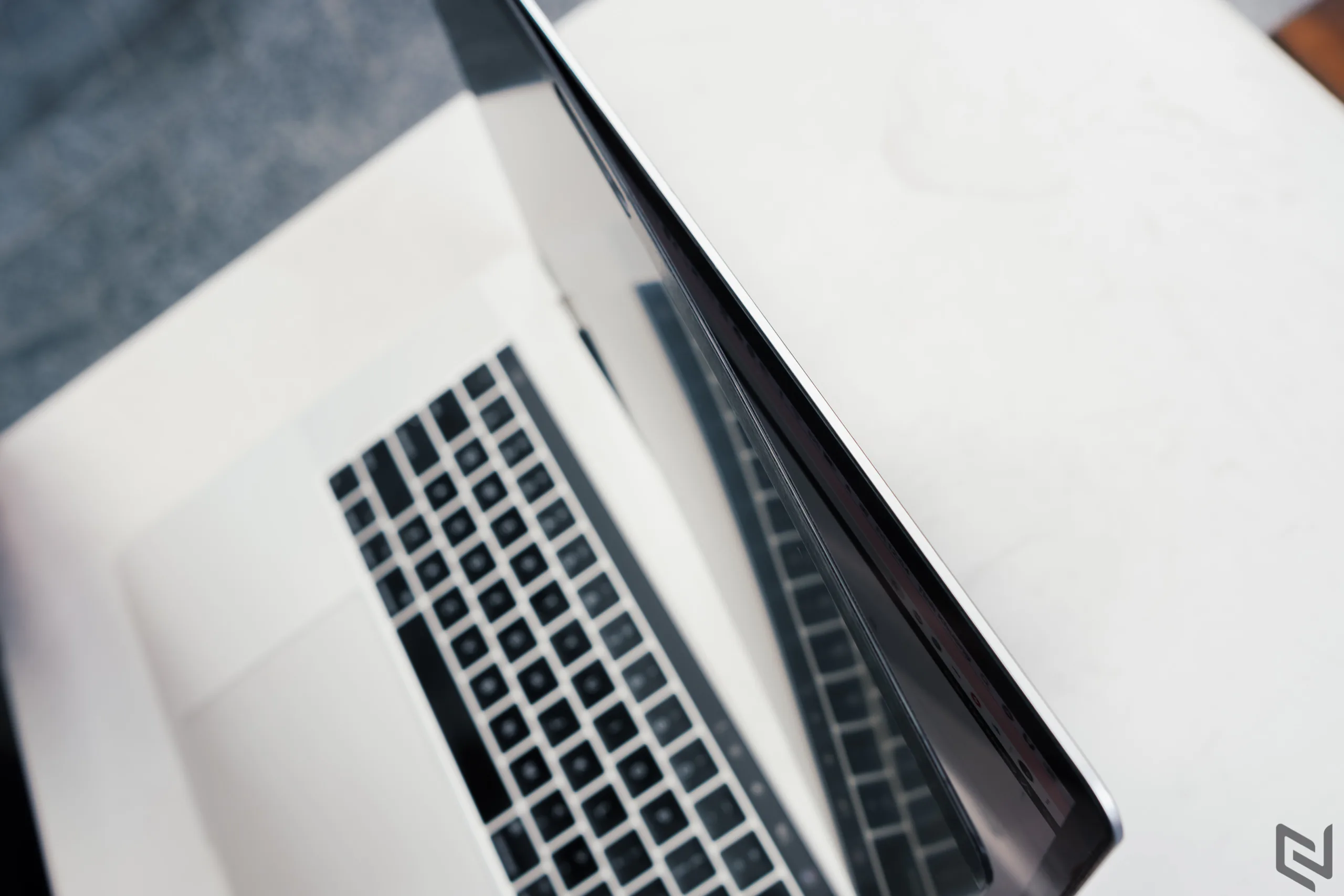Trên tay miếng dán màn hình chống nhìn trộm Magnetic Mocoll cho MacBook, tháo ra gắn vô dễ dàng, riêng tư hơn ở những nơi công cộng