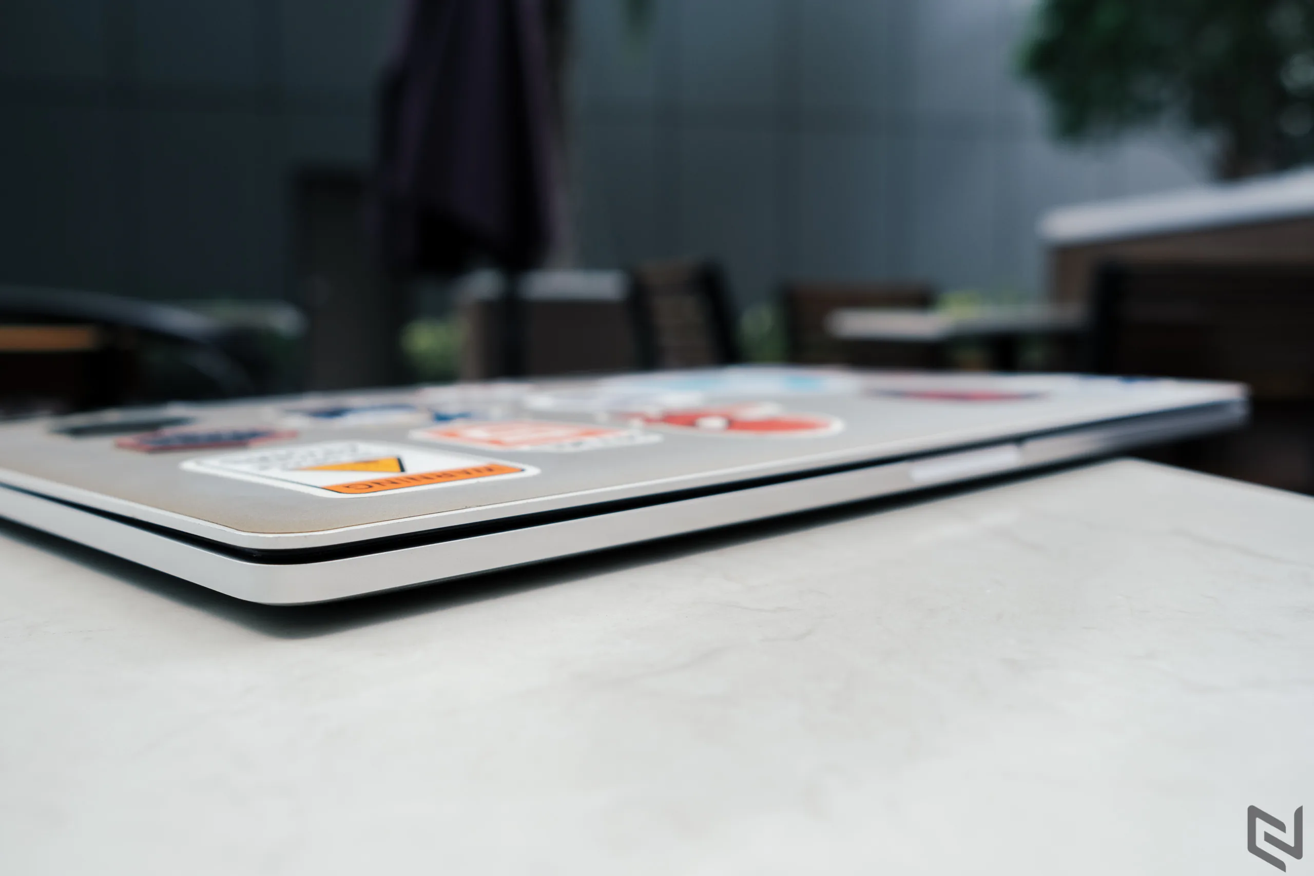 Trên tay miếng dán màn hình chống nhìn trộm Magnetic Mocoll cho MacBook, tháo ra gắn vô dễ dàng, riêng tư hơn ở những nơi công cộng
