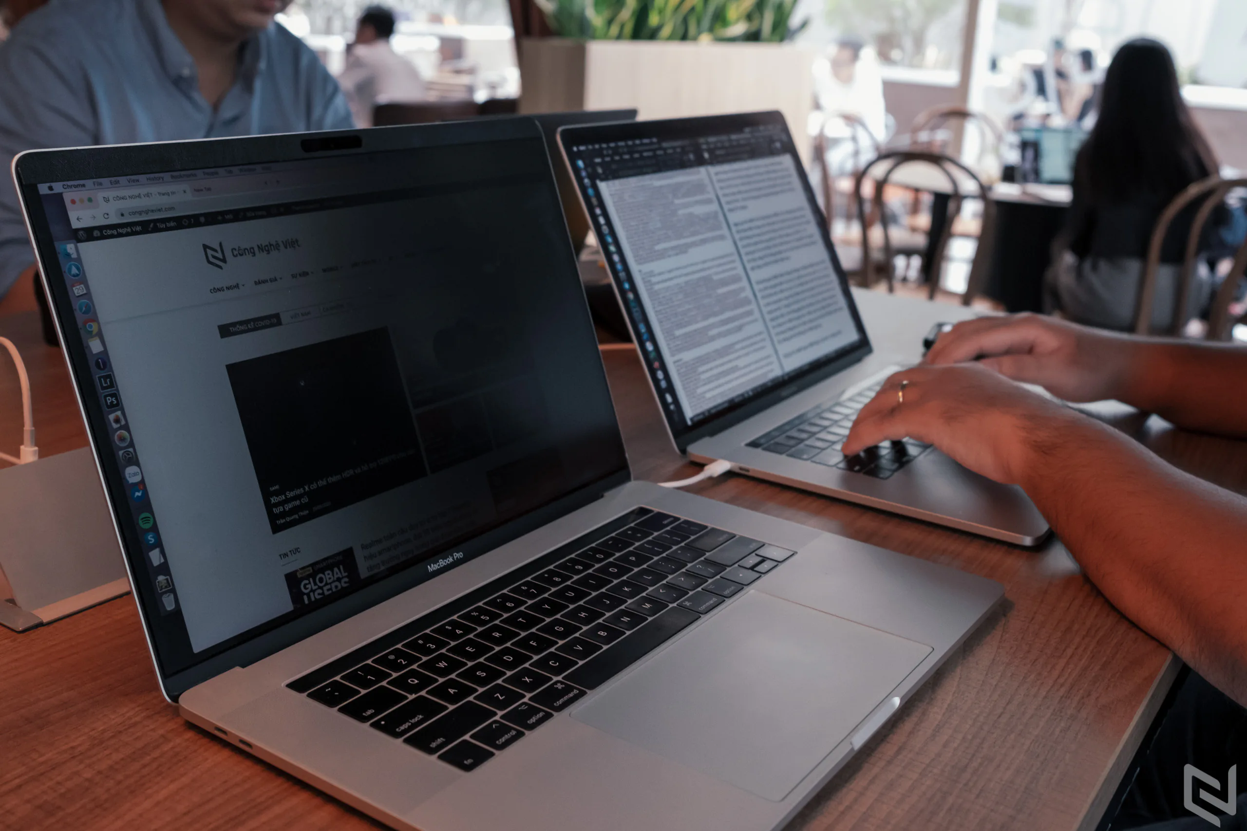 Trên tay miếng dán màn hình chống nhìn trộm Magnetic Mocoll cho MacBook, tháo ra gắn vô dễ dàng, riêng tư hơn ở những nơi công cộng