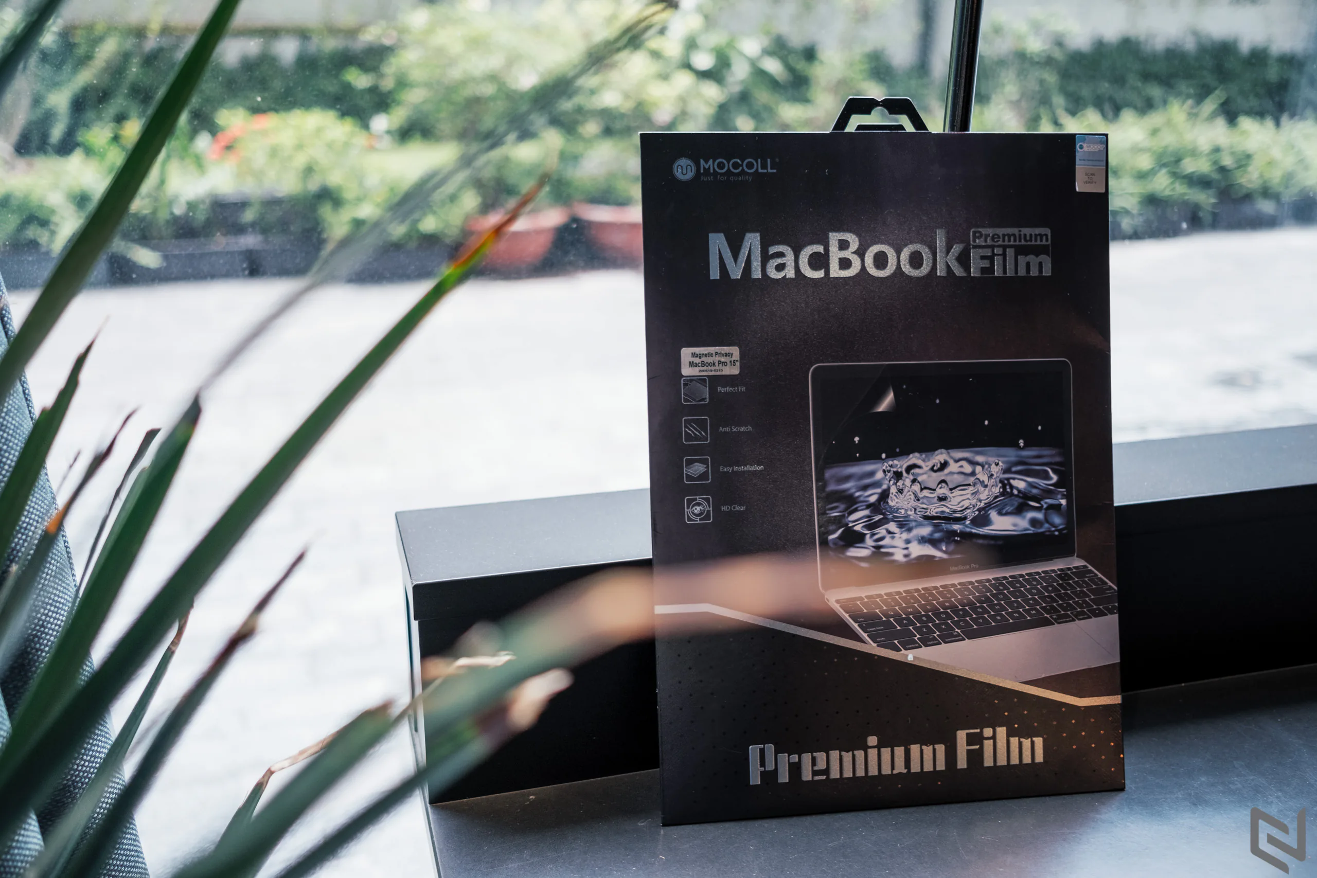Trên tay miếng dán màn hình chống nhìn trộm Magnetic Mocoll cho MacBook, tháo ra gắn vô dễ dàng, riêng tư hơn ở những nơi công cộng