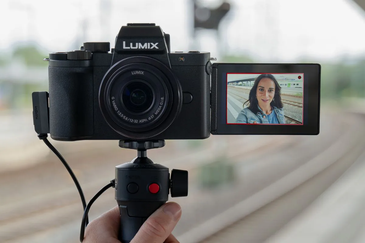 Panasonic ra mắt máy ảnh Lumix G100 nhắm tới người dùng quay vlog