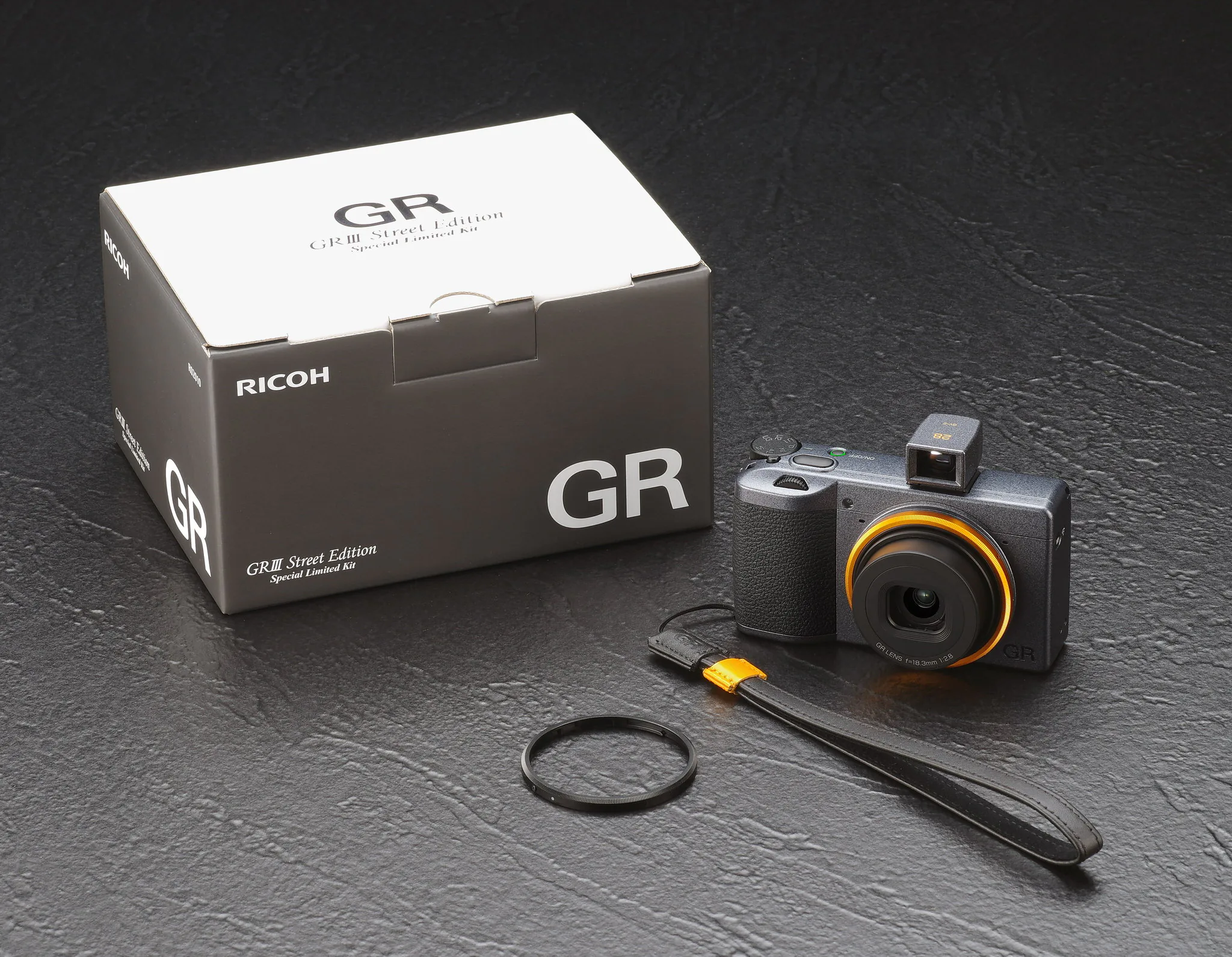 Ricoh GRIII ra mắt phiên bản đặc biệt Street Edition với màu mới cùng phụ kiện độc quyền kèm theo