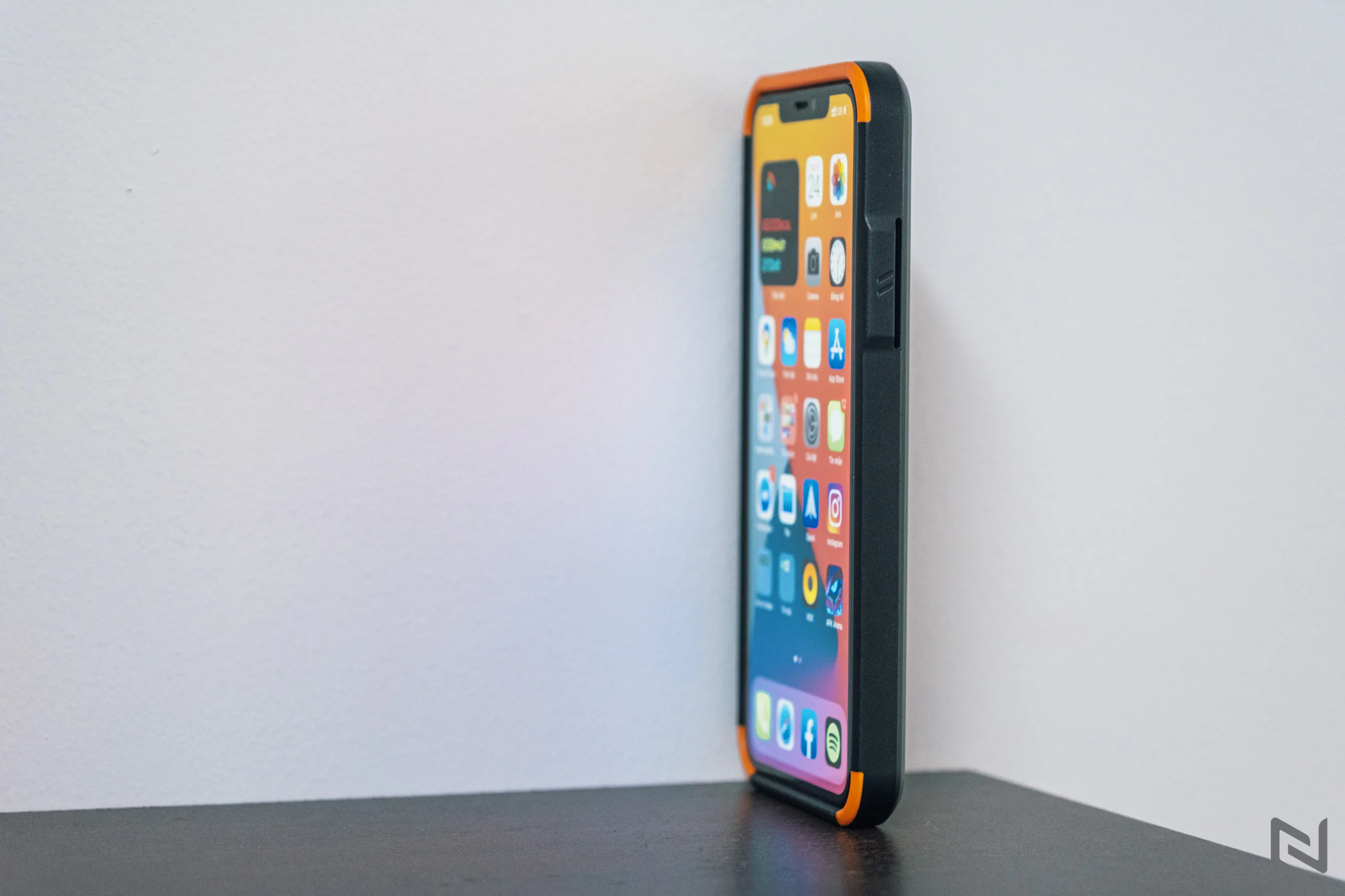 Trên tay ốp lưng UAG Civilian cho iPhone hàng chính hãng tại Việt Nam, giá 1,150,000 VND