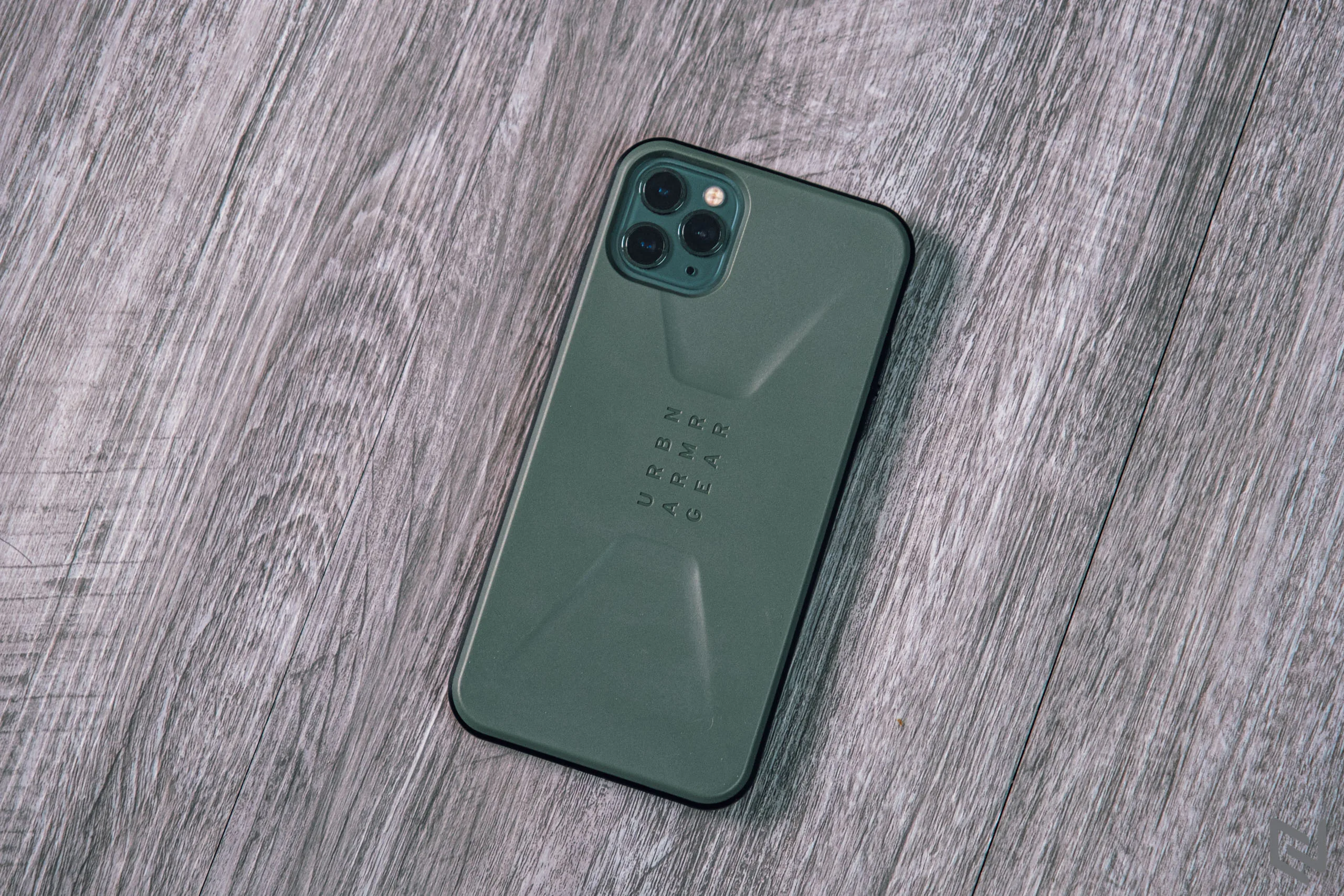 Trên tay ốp lưng UAG Civilian cho iPhone hàng chính hãng tại Việt Nam, giá 1,150,000 VND