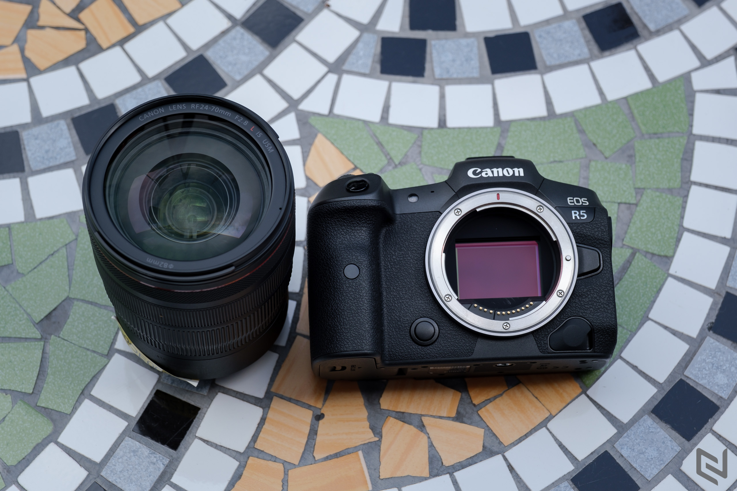 Trên tay bộ đôi Canon EOS R5 và EOS R6: giá bán từ 77-119 triệu đồng