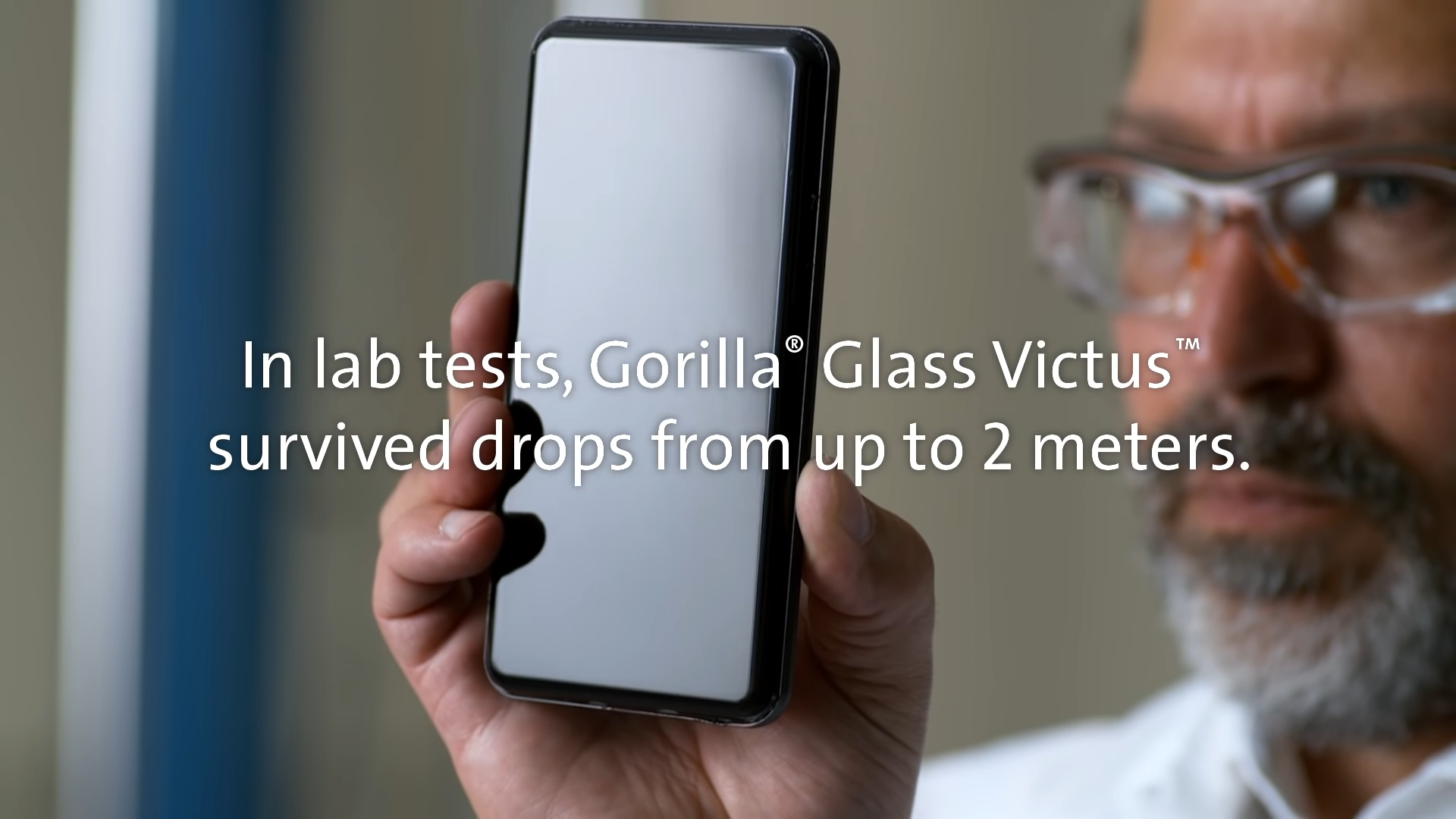 Kính cường lực Gorilla Glass Victus mới từ Corning sẽ giúp điện thoại của bạn sống sót sau khi rơi từ khoảng cách 2 mét