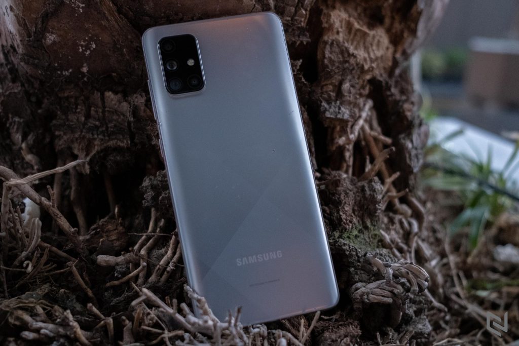 Mở hộp Galaxy A71 Bạc Crush: Màu sắc độc đáo, tạo cảm giác tinh tế và thời trang