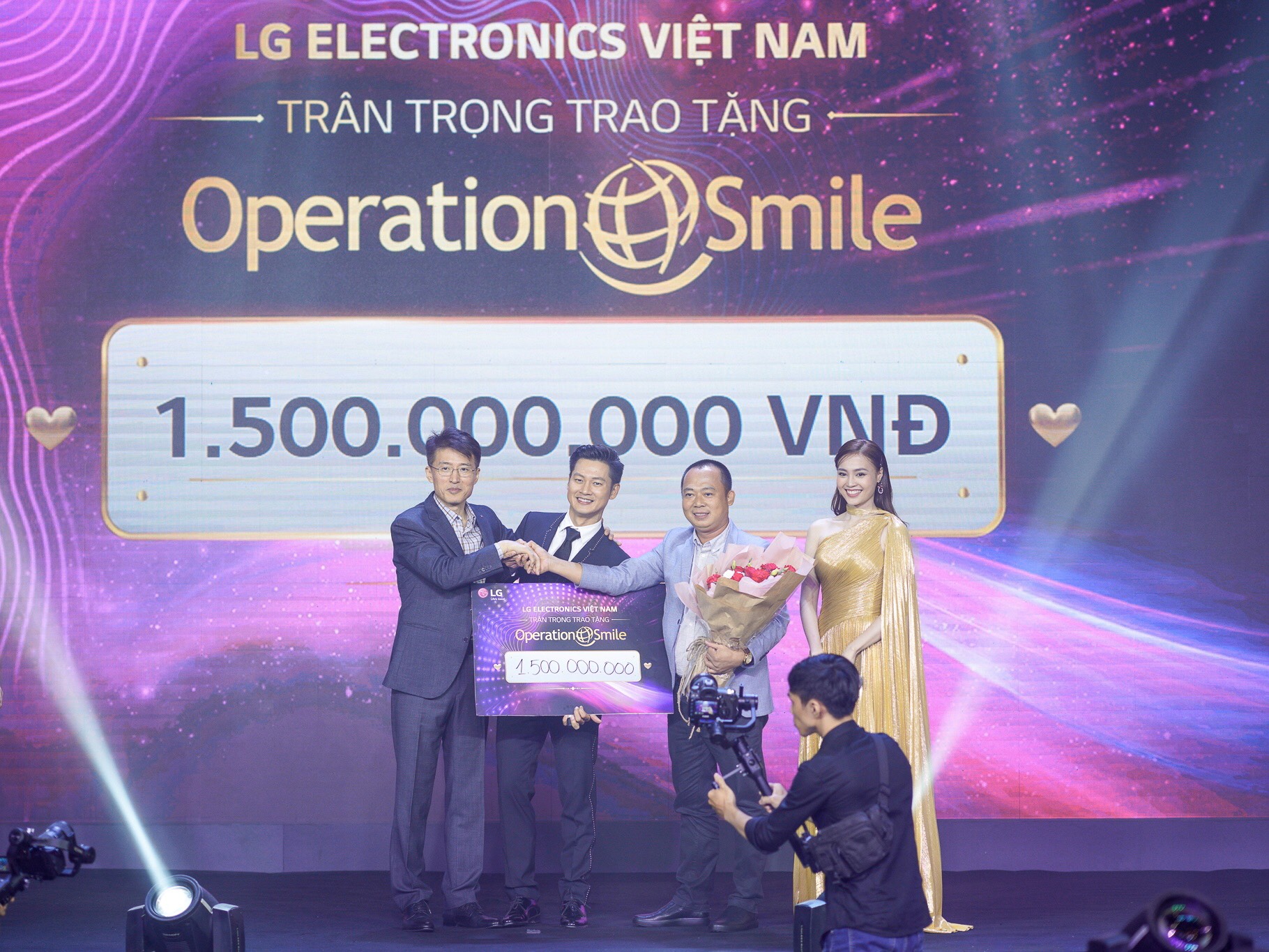 LG Việt Nam đấu giá TV OLED 8K đầu tiên trên thế giới, dành tặng 1.5 tỷ đồng cho tổ chức “Phẫu thuật nụ cười”