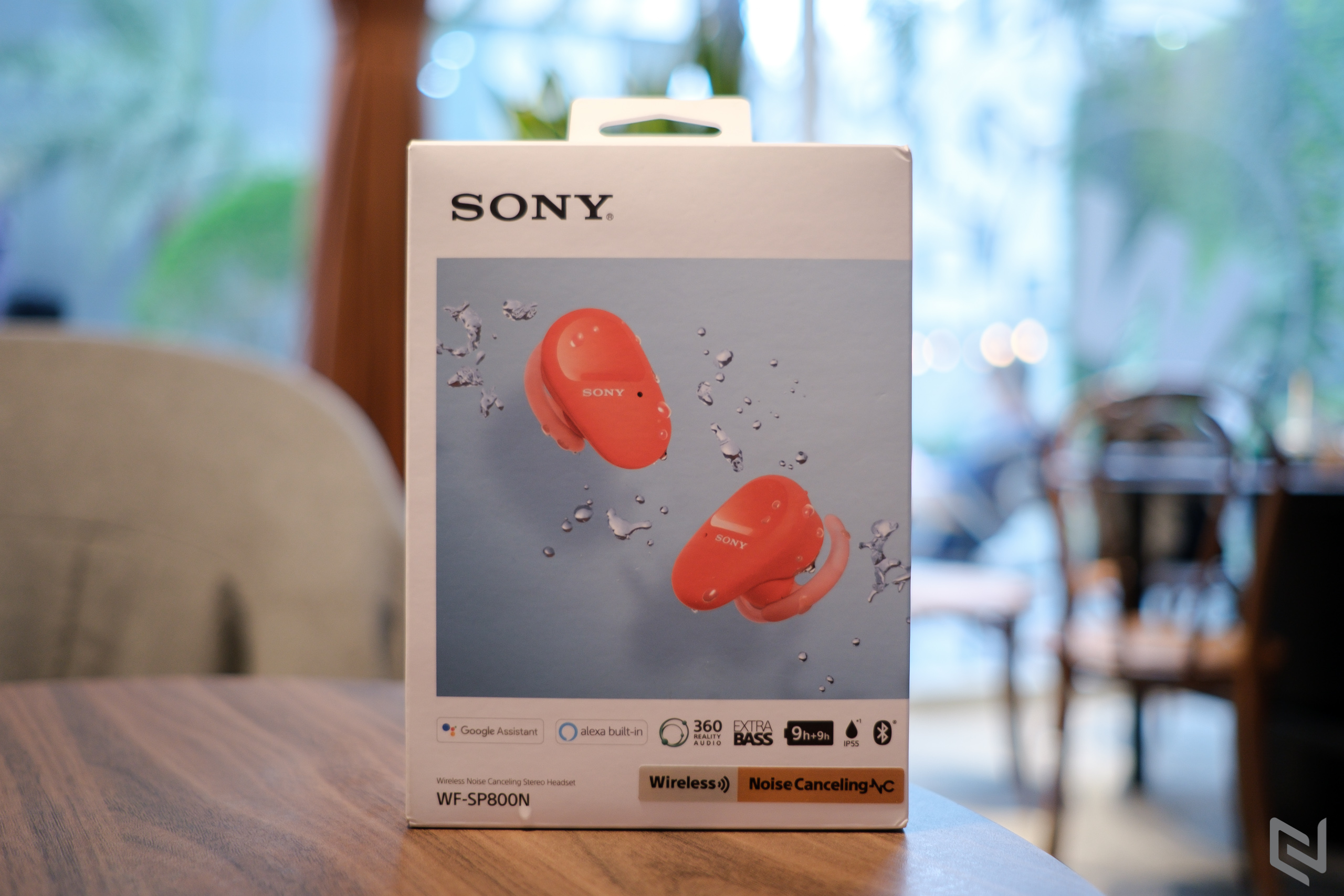 Trên tay tai nghe Sony WF-SP800N, true wireless dành cho thể thao, nhiều bass nhưng không ngột ngạt