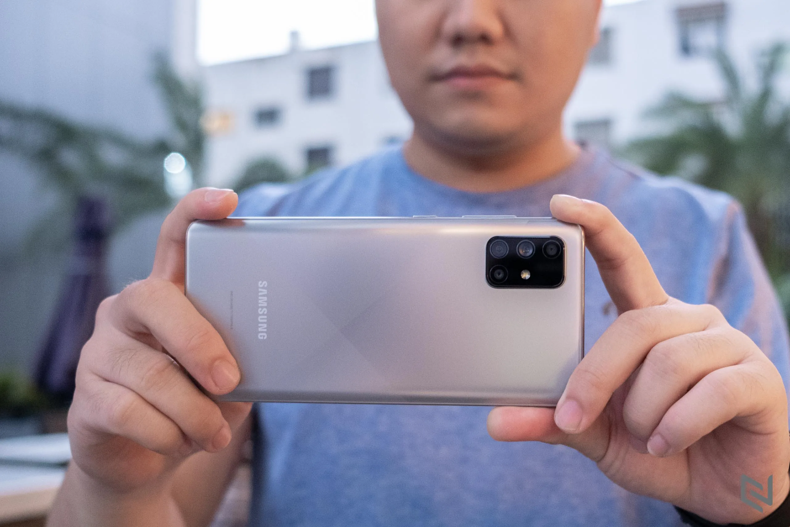 Mở hộp Galaxy A71 Bạc Crush: Màu sắc độc đáo, tạo cảm giác tinh tế và thời trang
