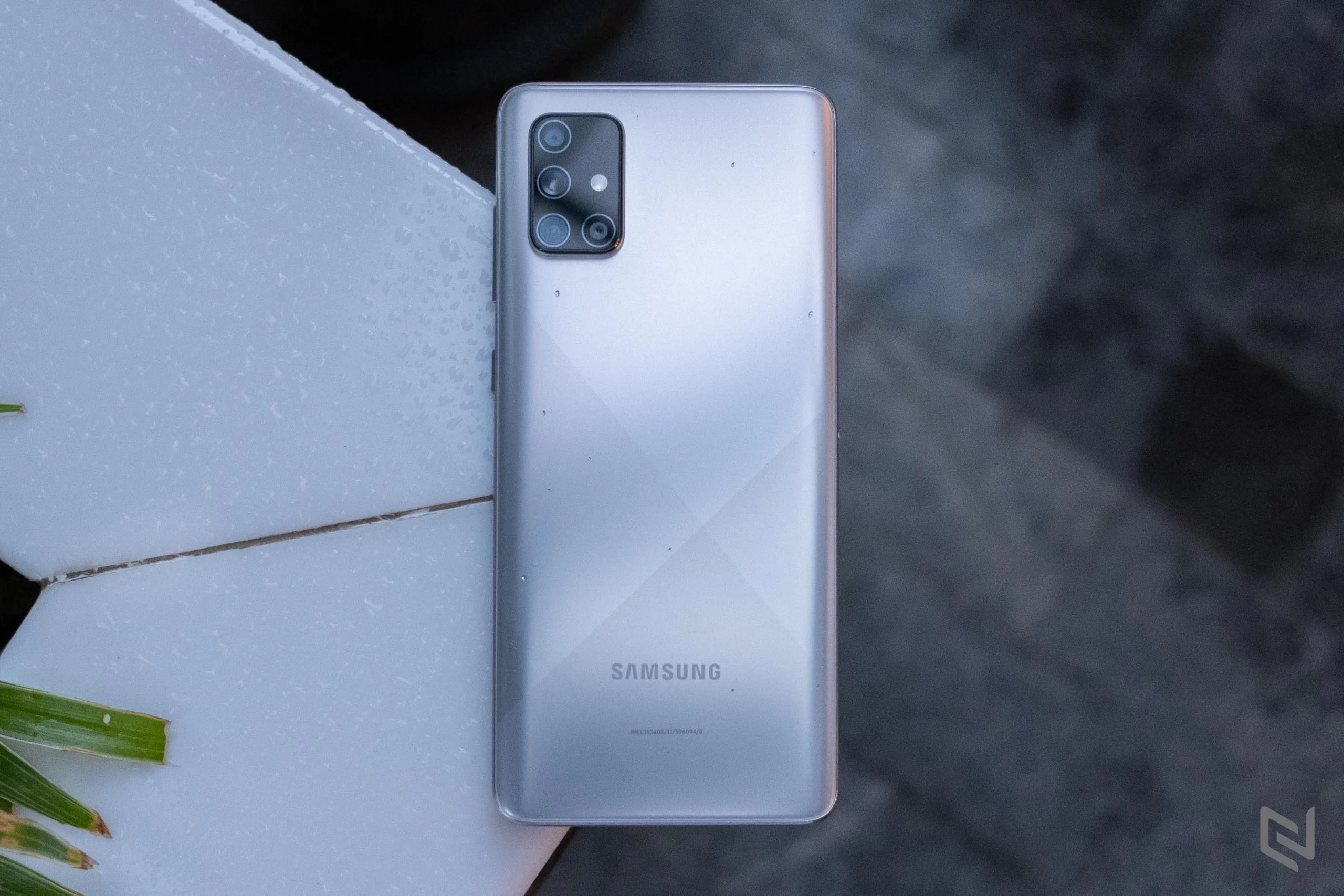 Mở hộp Galaxy A71 Bạc Crush: Màu sắc độc đáo, tạo cảm giác tinh tế và thời trang