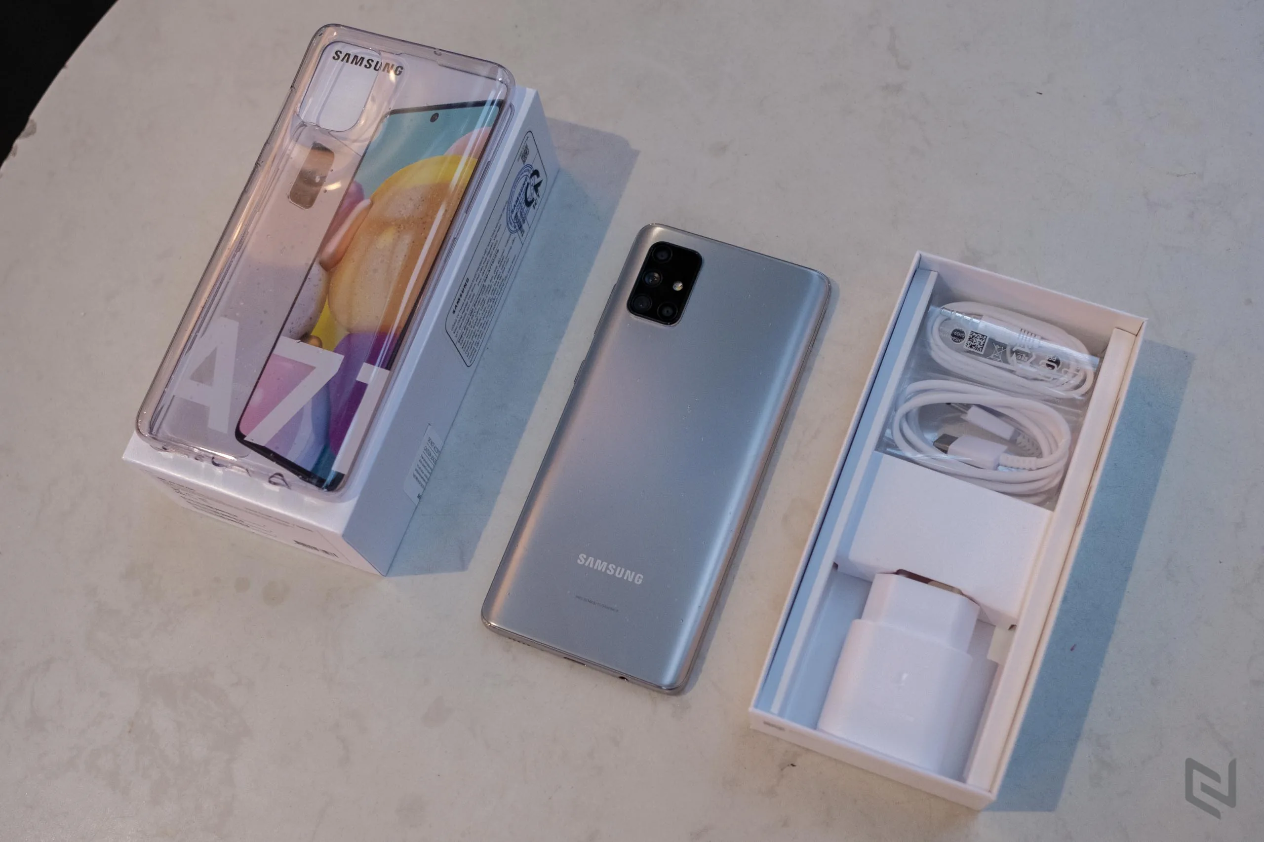Mở hộp Galaxy A71 Bạc Crush: Màu sắc độc đáo, tạo cảm giác tinh tế và thời trang