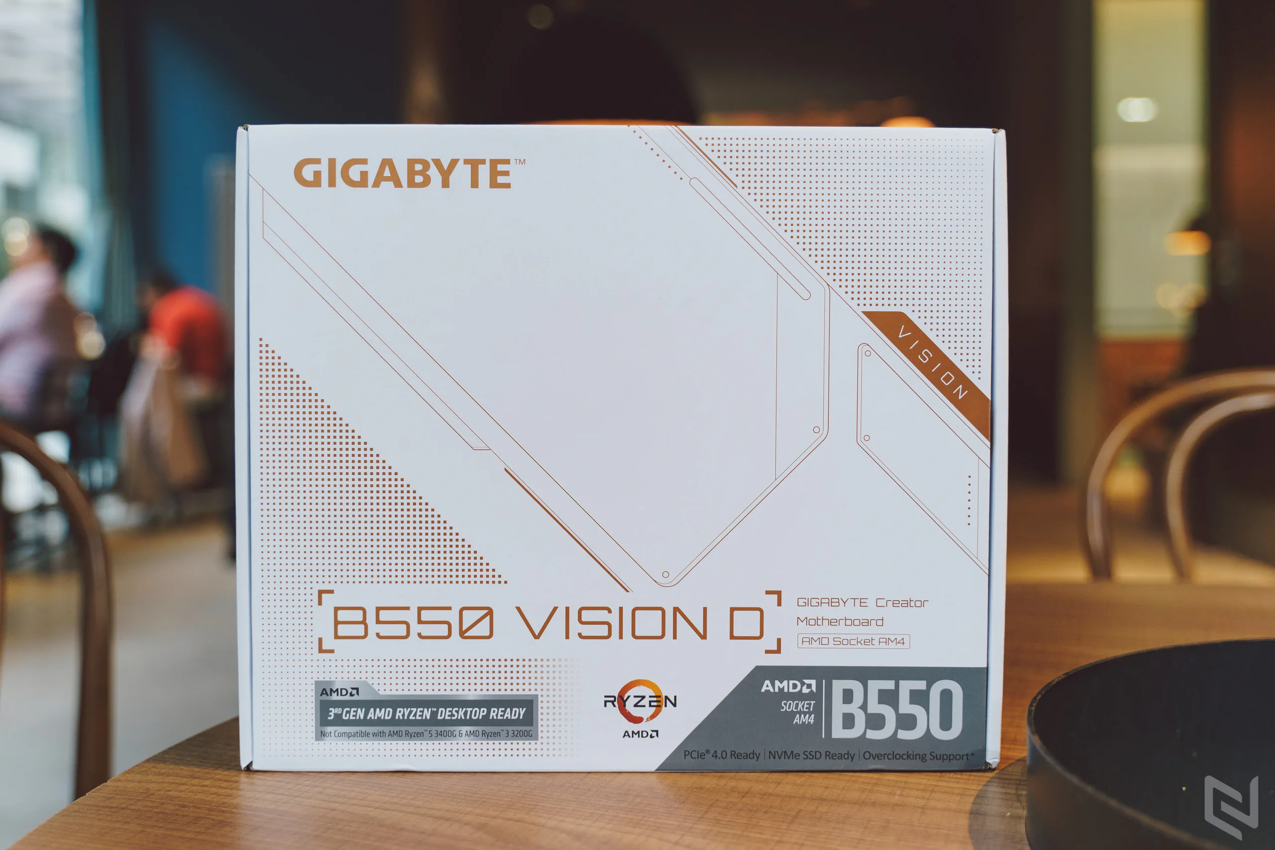 Trên tay bo mạch chủ B550 Vision D, bo mạch chủ thiết kế đẹp mắt dành cho các nhà sáng tạo nội dung