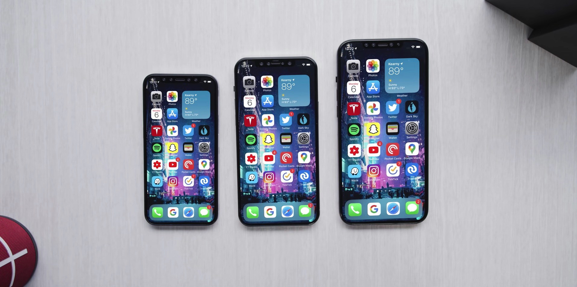 Iphone 12 россии. Apple iphone 12. Iphone 12 Mini. Iphone 12 i iphone 12 Mini. Iphone 12 Mini vs iphone 5.