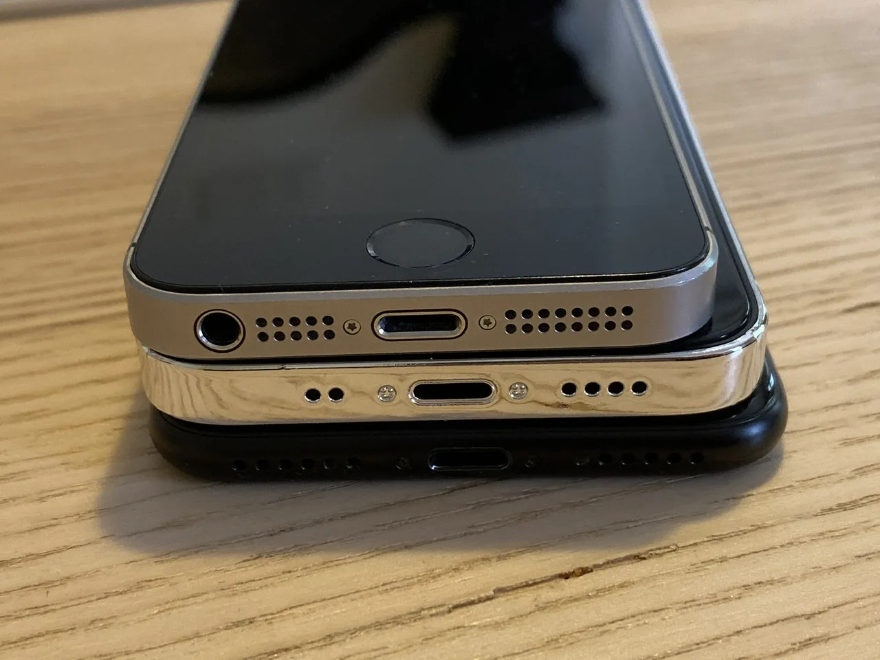 So sánh kích thước iPhone 12 5.4-inch với iPhone SE và iPhone 7