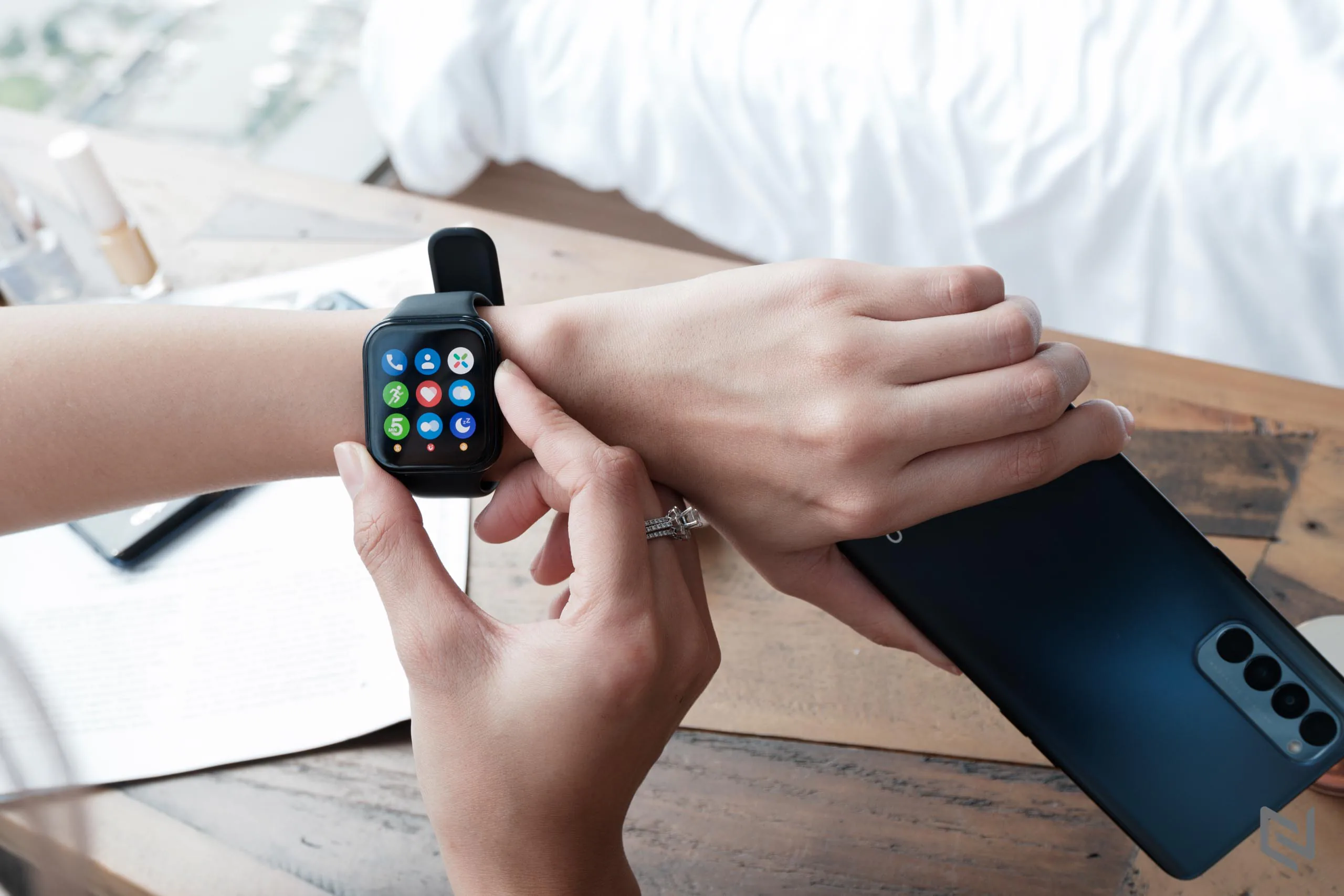 Mở hộp và trên tay OPPO Watch: Hai kích thước màn hình, hoàn thiện cao cấp, nhiều tính năng hỗ trợ luyện tập