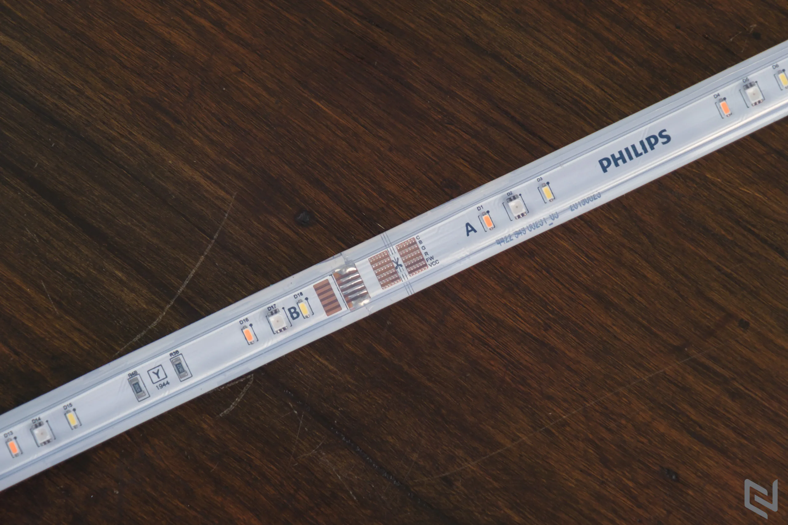 Trên tay bộ sản phẩm dây LED Philips Hue Lightstrip Plus vừa được giới thiệu tại Việt Nam
