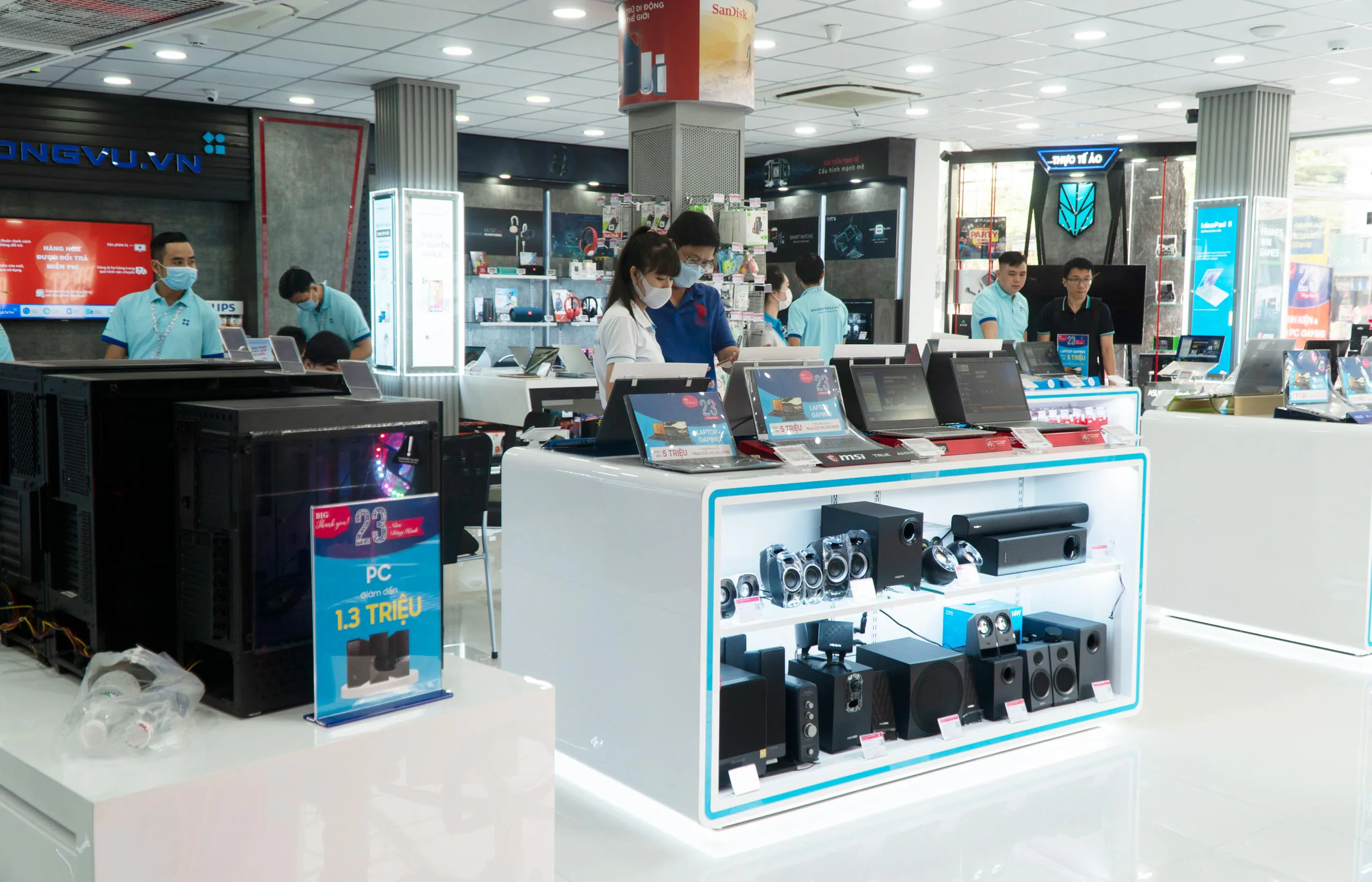 Khai trương showroom Phong Vũ Hoàng Hoa Thám: Chuyển mình để đem đến những trải nghiệm mua hàng tốt nhất