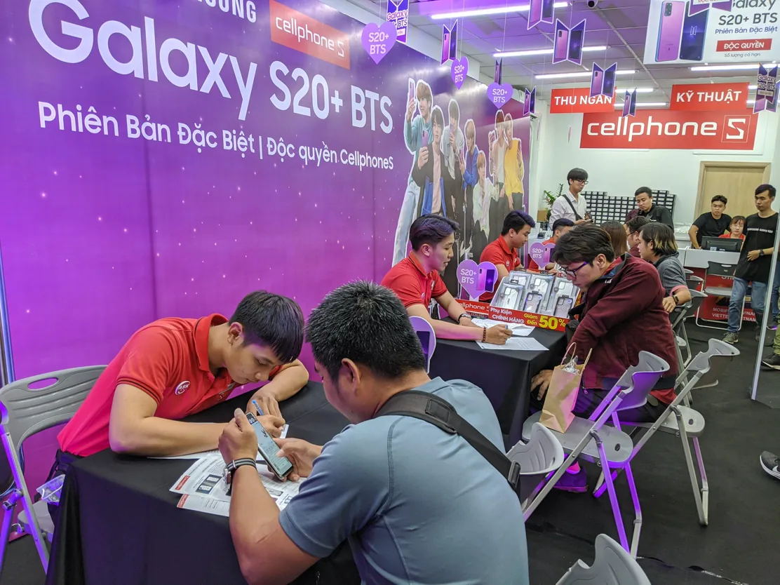 Chiêu đãi fan bằng “đêm hội” Galaxy S20+ BTS, CellphoneS đông kín người vào rạng sáng