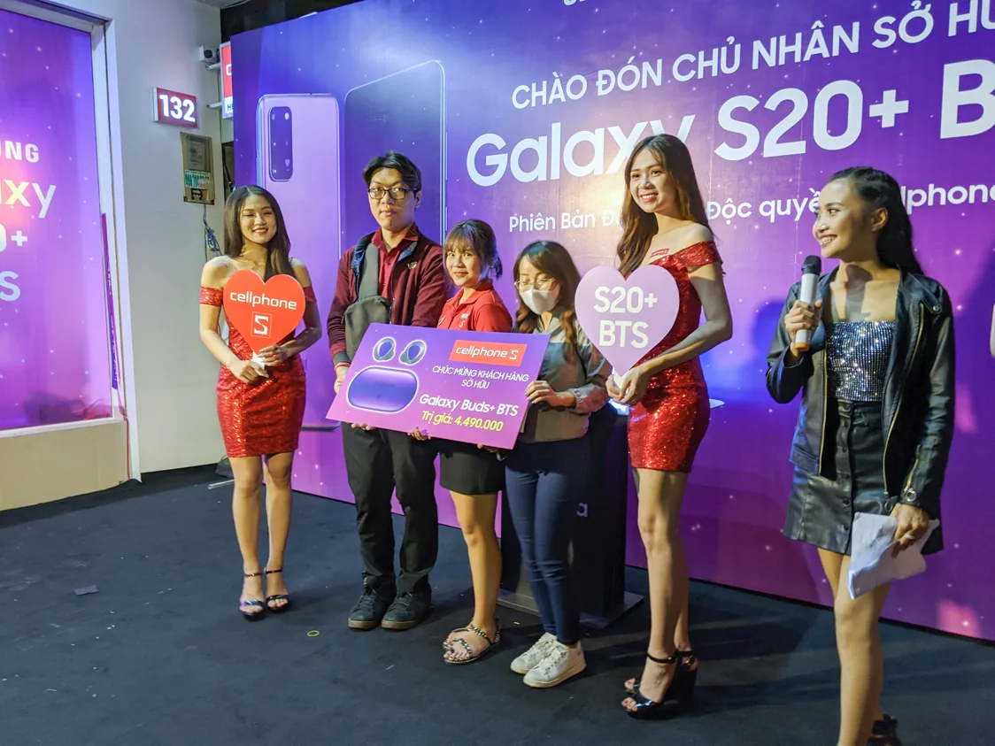 Chiêu đãi fan bằng “đêm hội” Galaxy S20+ BTS, CellphoneS đông kín người vào rạng sáng