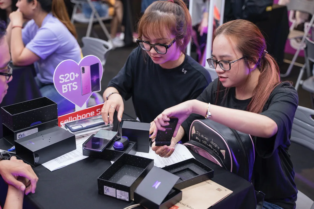 Chiêu đãi fan bằng “đêm hội” Galaxy S20+ BTS, CellphoneS đông kín người vào rạng sáng
