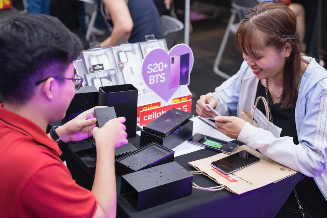 Chiêu đãi fan bằng “đêm hội” Galaxy S20+ BTS, CellphoneS đông kín người vào rạng sáng