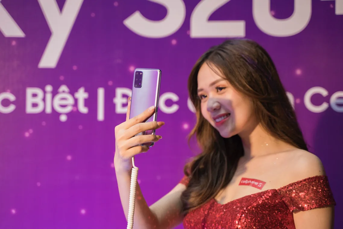 Chiêu đãi fan bằng “đêm hội” Galaxy S20+ BTS, CellphoneS đông kín người vào rạng sáng
