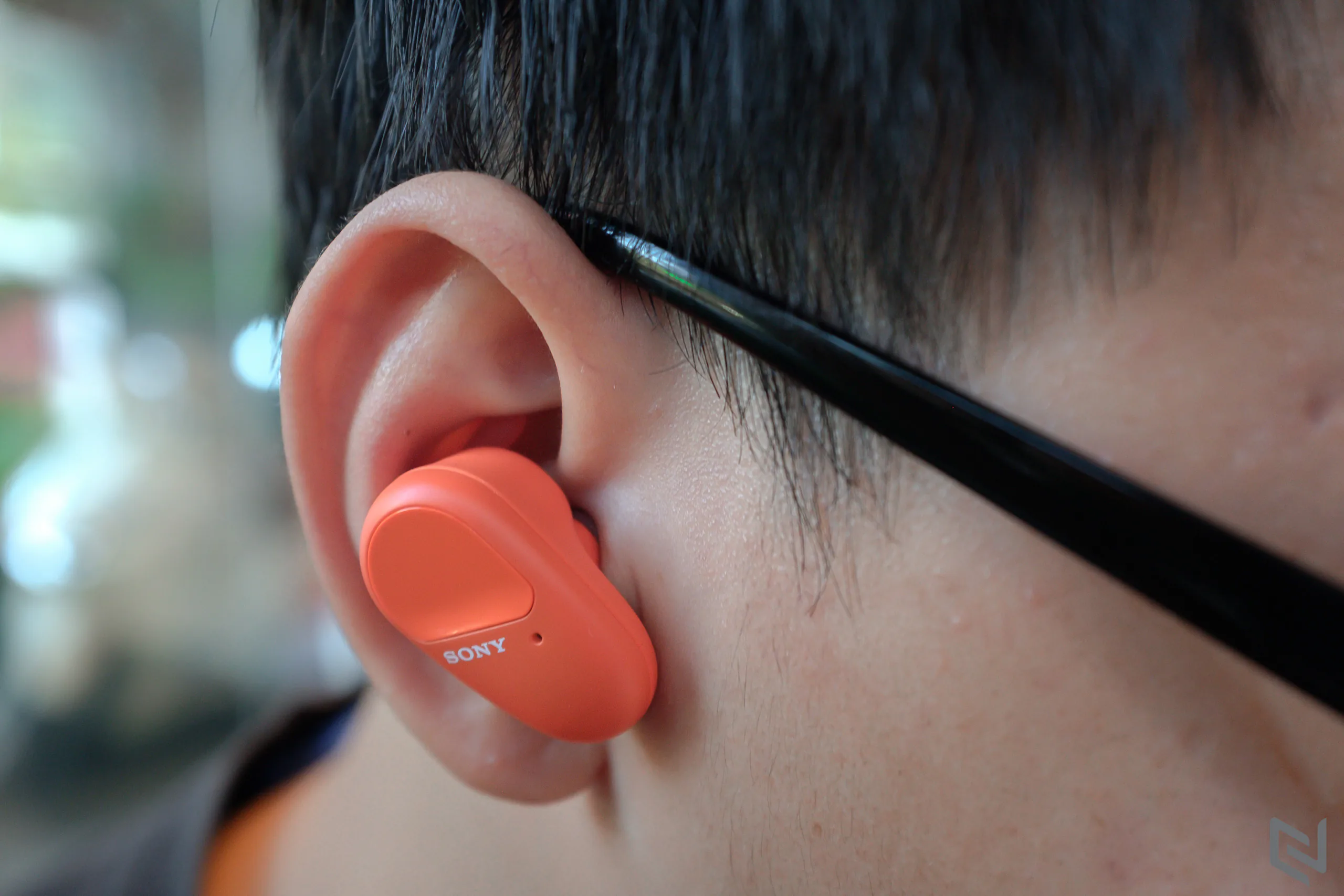 Trên tay tai nghe Sony WF-SP800N, true wireless dành cho thể thao, nhiều bass nhưng không ngột ngạt