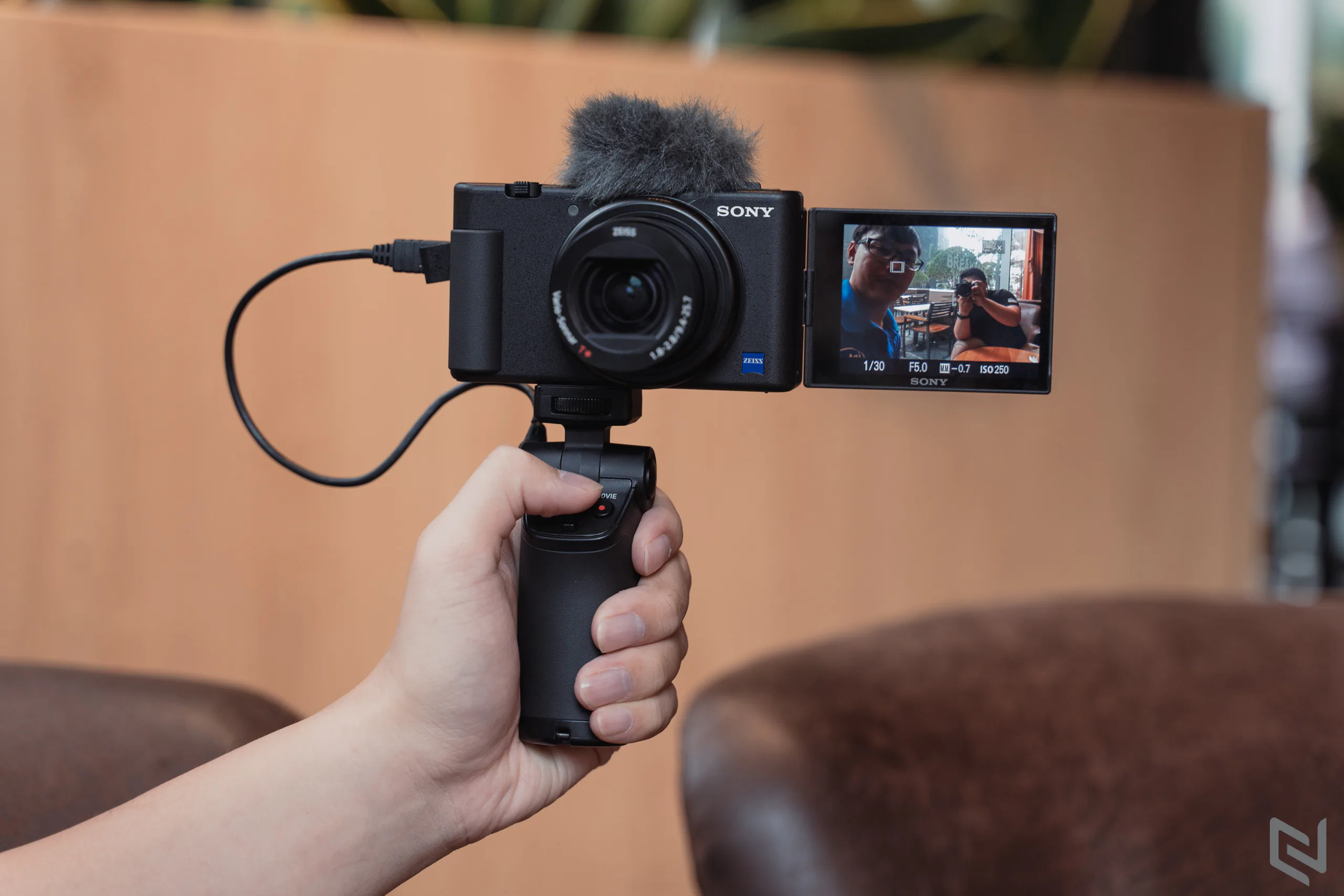 Trên tay Sony ZV-1, máy ảnh dành riêng cho vlogger