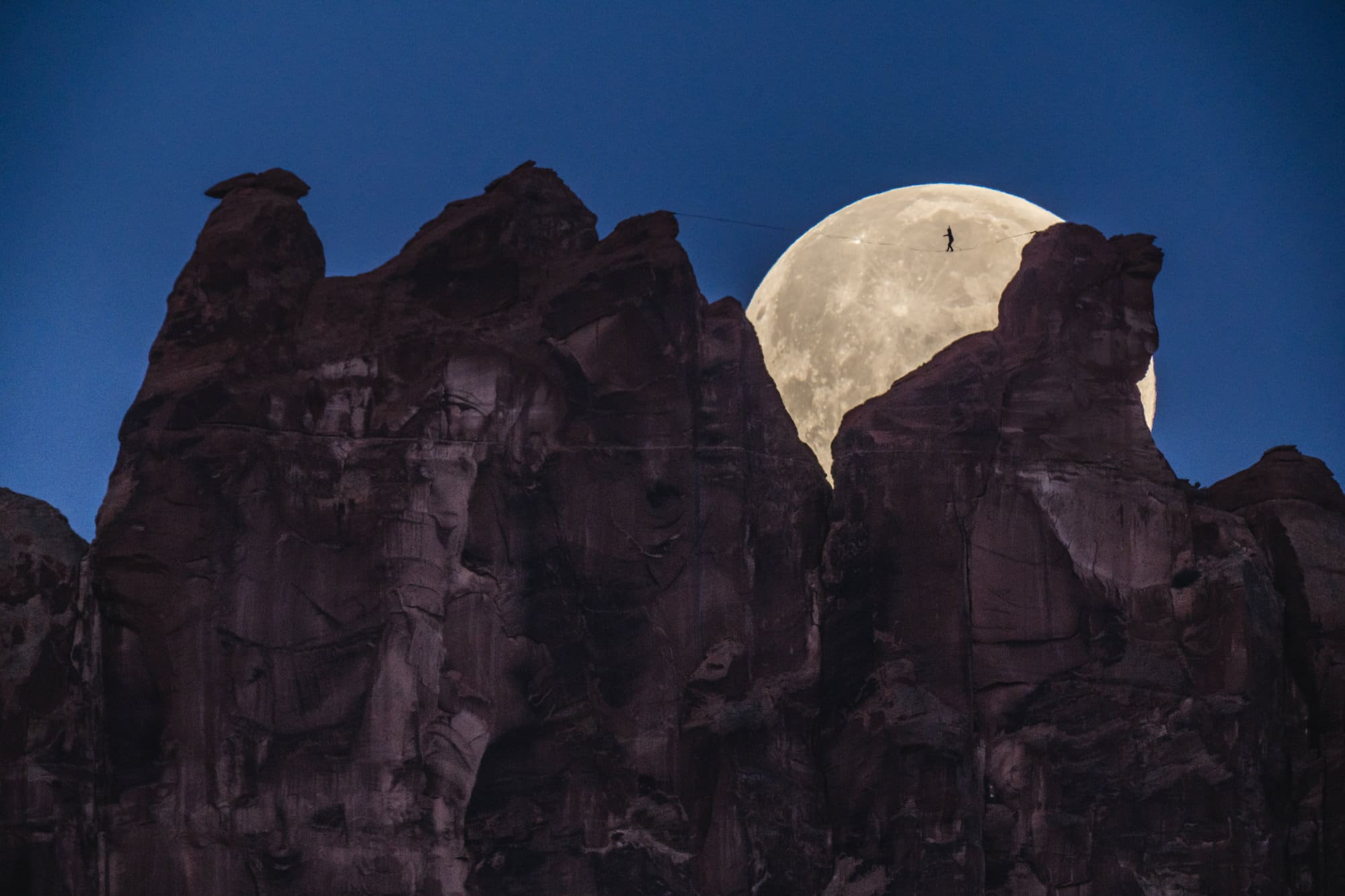 Renan Ozturk và bộ ảnh đi dây trên cao cùng với Mặt Trăng: "như có tầm nhìn đêm với a7S III"