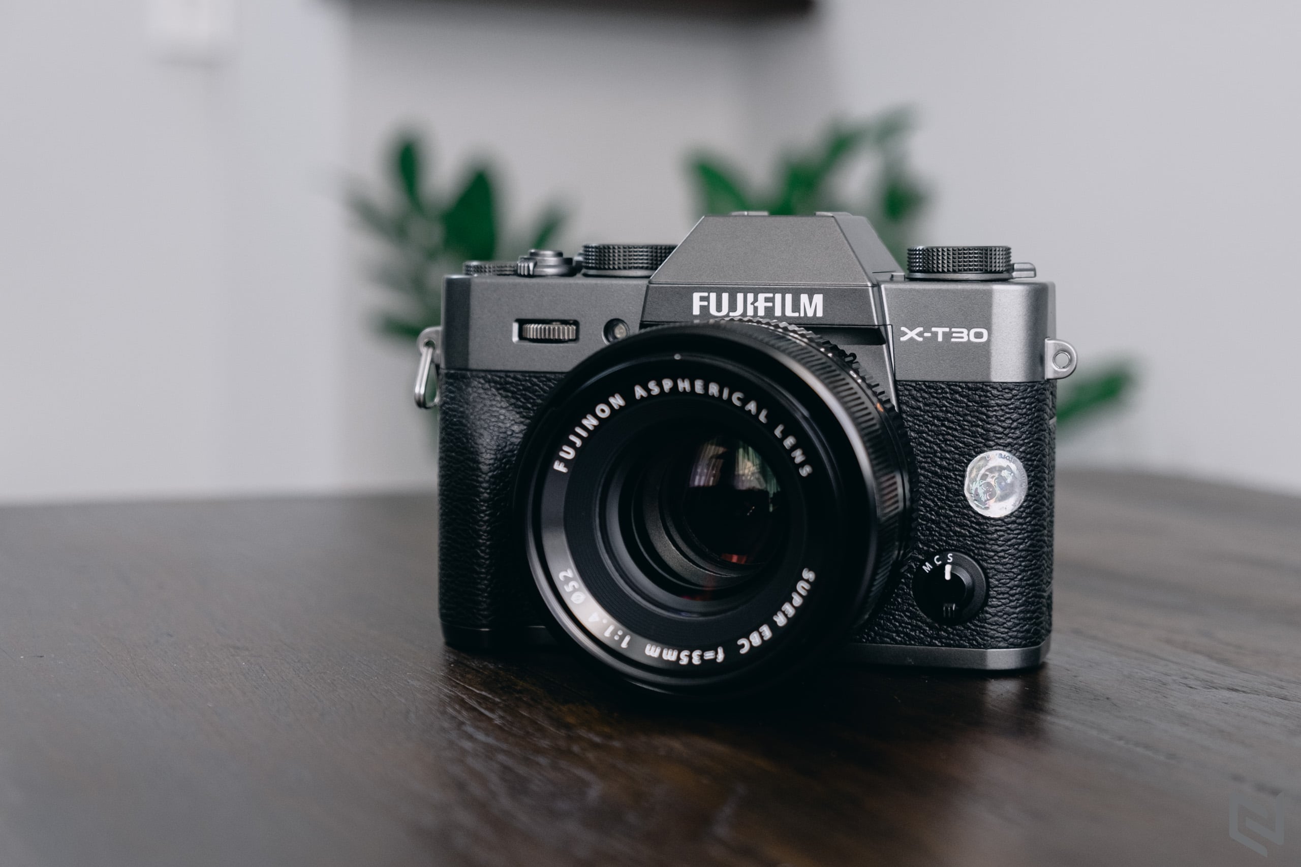 So sánh X-T30 với X-S10: Hai máy ảnh Fujifilm tầm trung có ưu và nhược điểm gì?