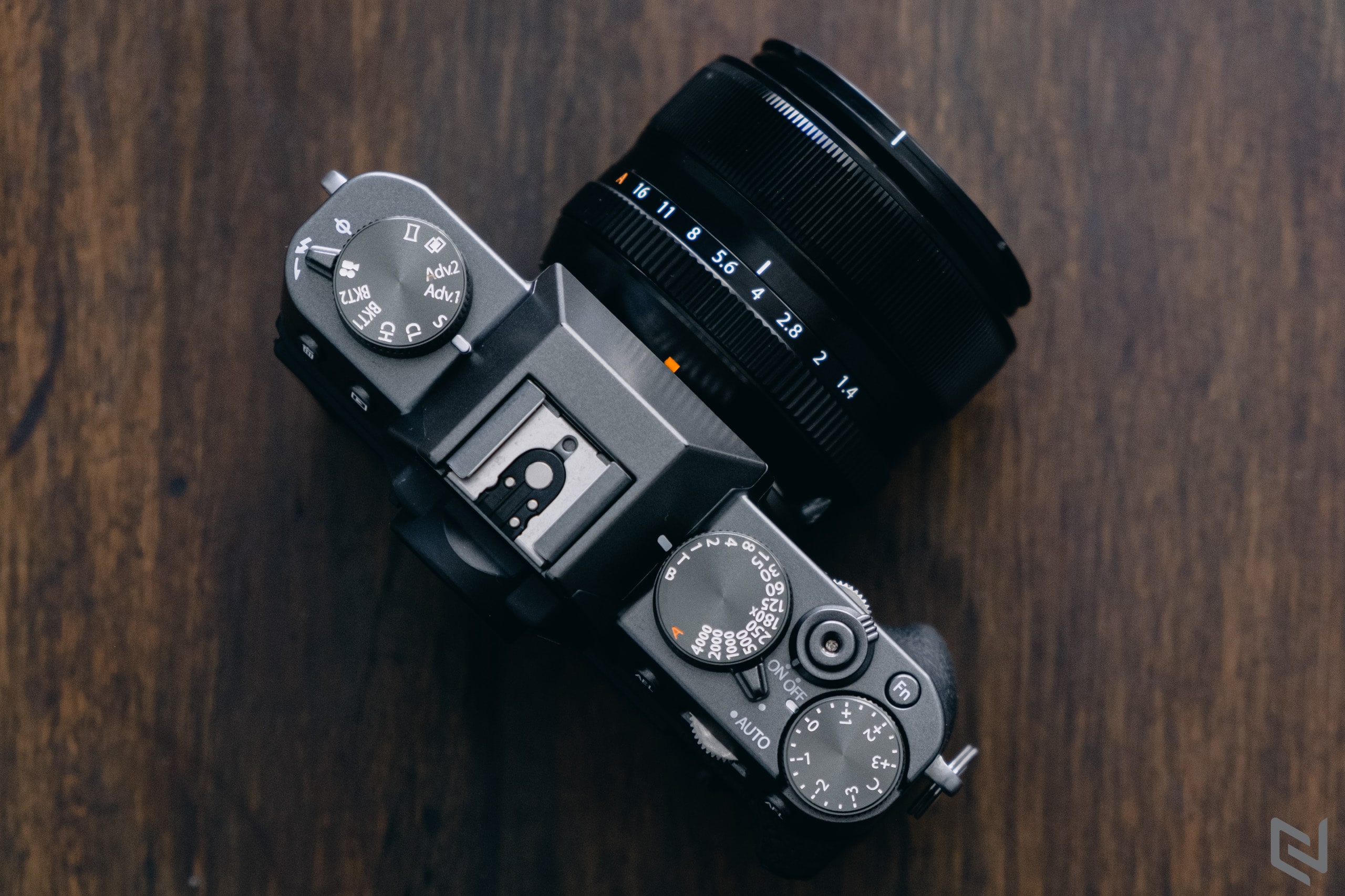 So sánh X-T30 với X-S10: Hai máy ảnh Fujifilm tầm trung có ưu và nhược điểm gì?