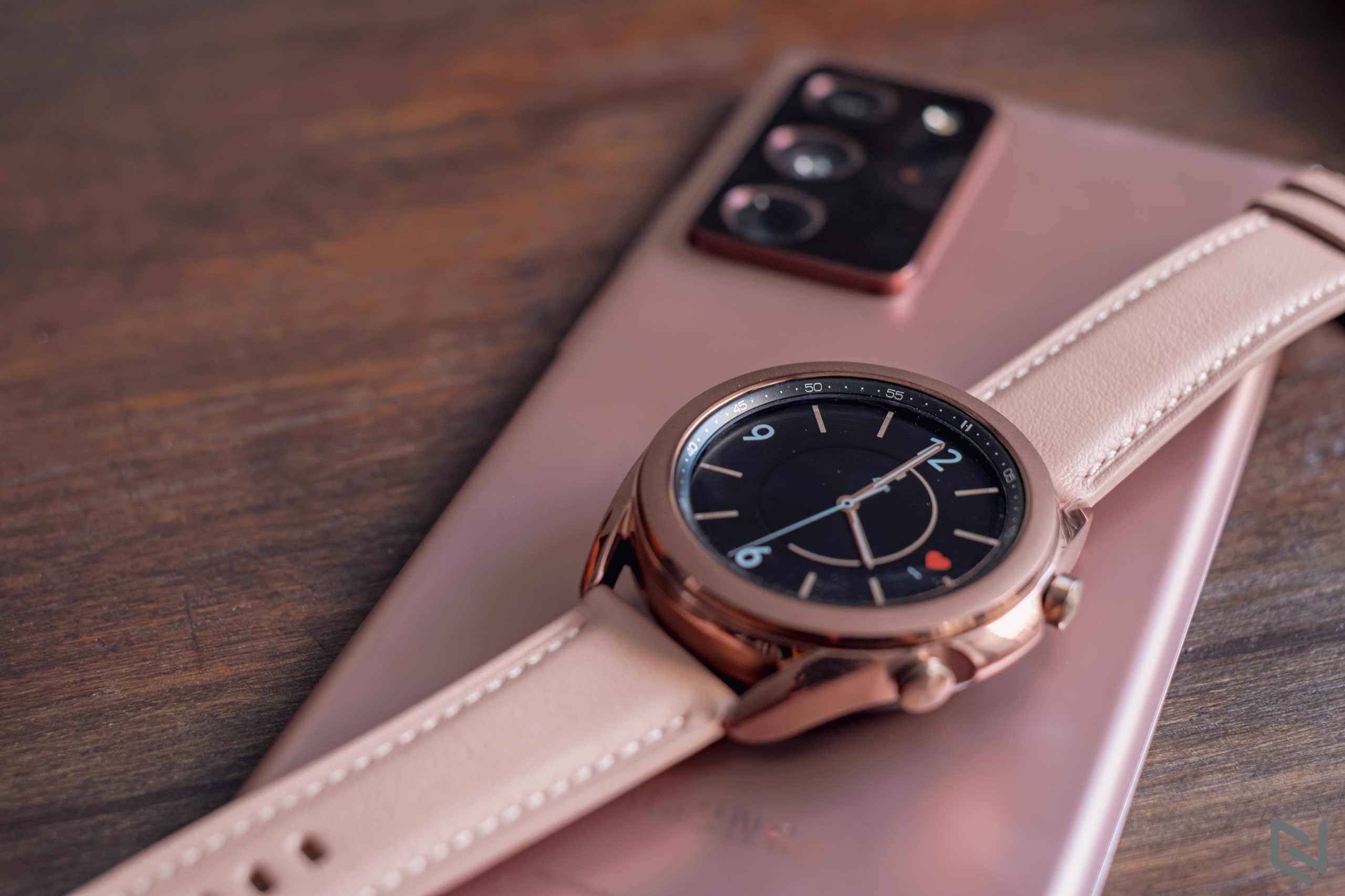 Mở hộp Samsung Galaxy Watch3: Màu Mystic sang trọng, vòng bezel cơ tối ưu trải nghiệm