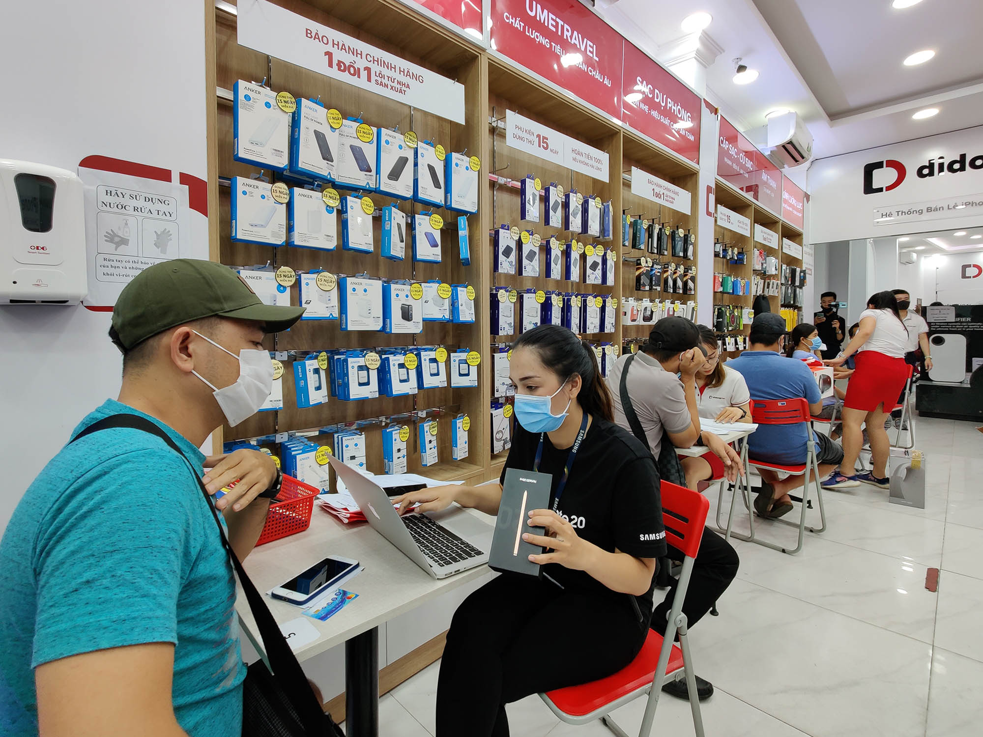 Nóng lòng sở hữu Galaxy Note20, khách hàng đến Di Động Việt đập hộp từ 0h