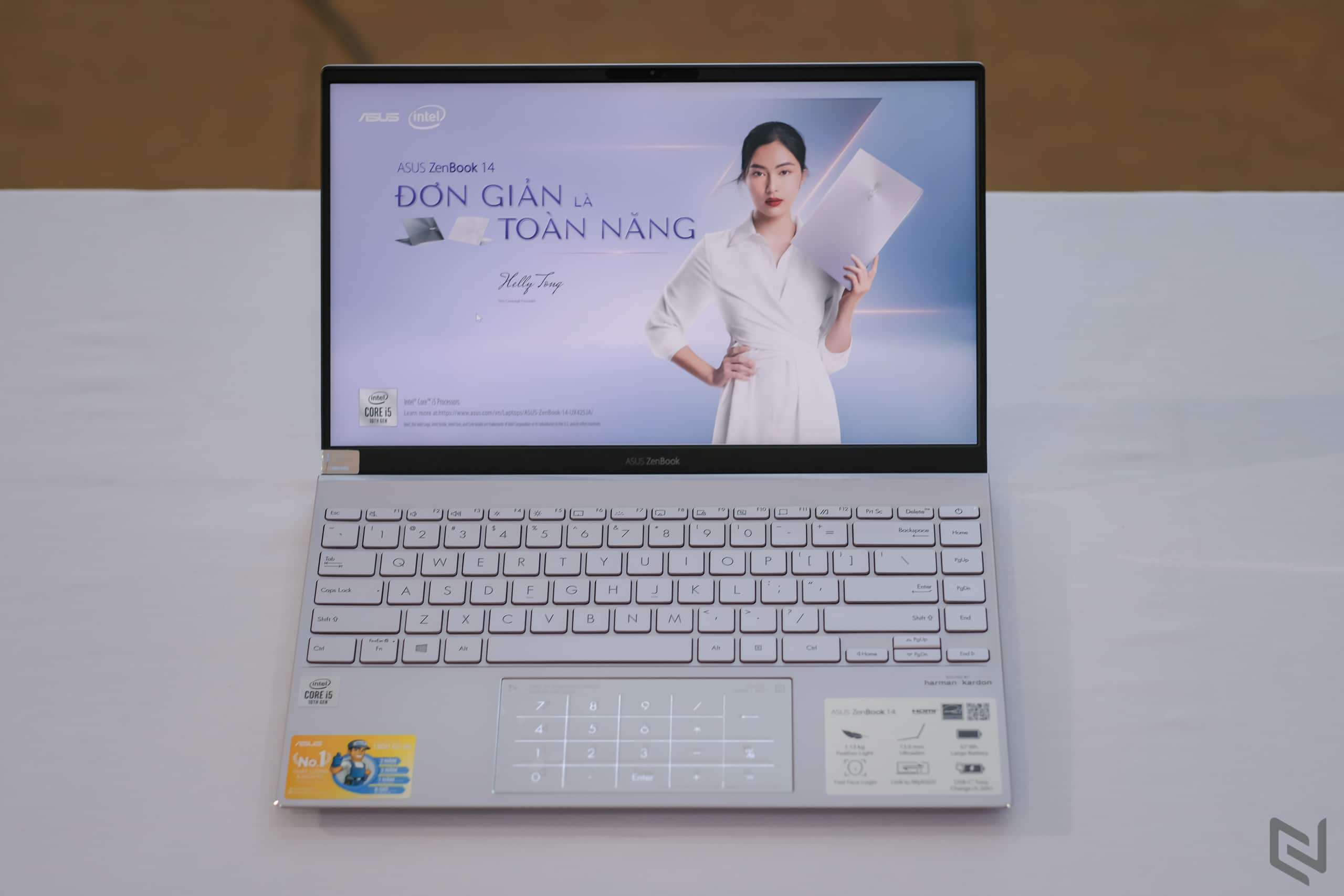 ASUS giới thiệu ZenBook 14 UX425, laptop 14-inch mỏng nhất thế giới với đầy đủ cổng kết nối
