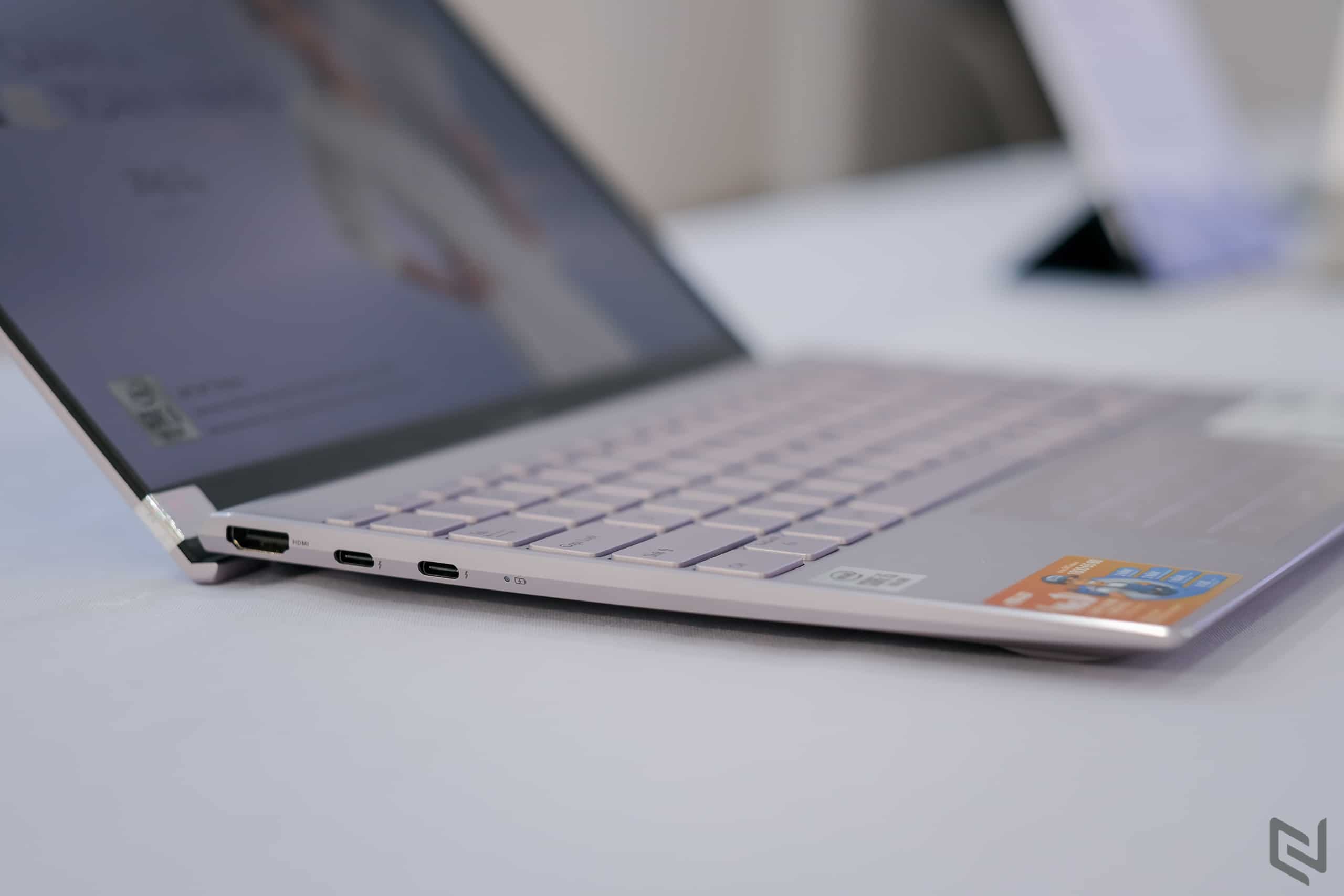 ASUS giới thiệu ZenBook 14 UX425, laptop 14-inch mỏng nhất thế giới với đầy đủ cổng kết nối