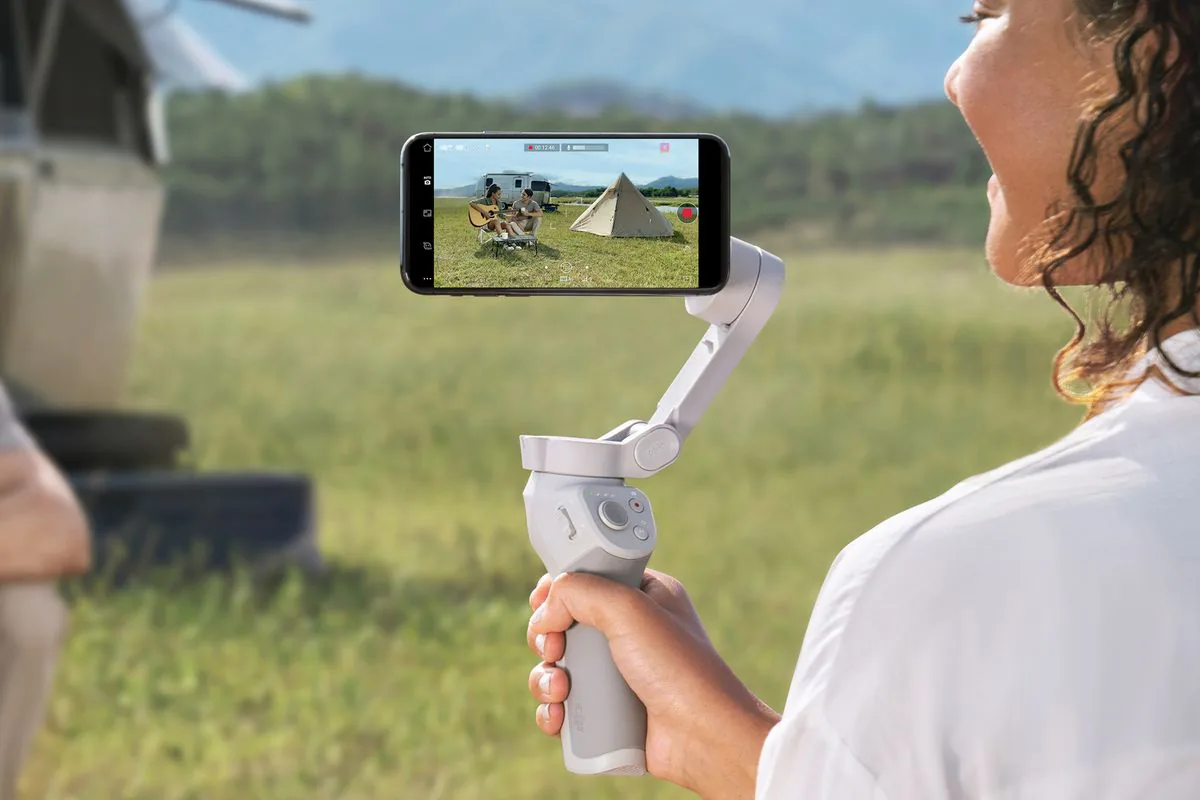 DJI ra mắt gimbal Osmo Mobile 4 mới, thêm ngàm nam châm với kích thước nhỏ và nhẹ hơn