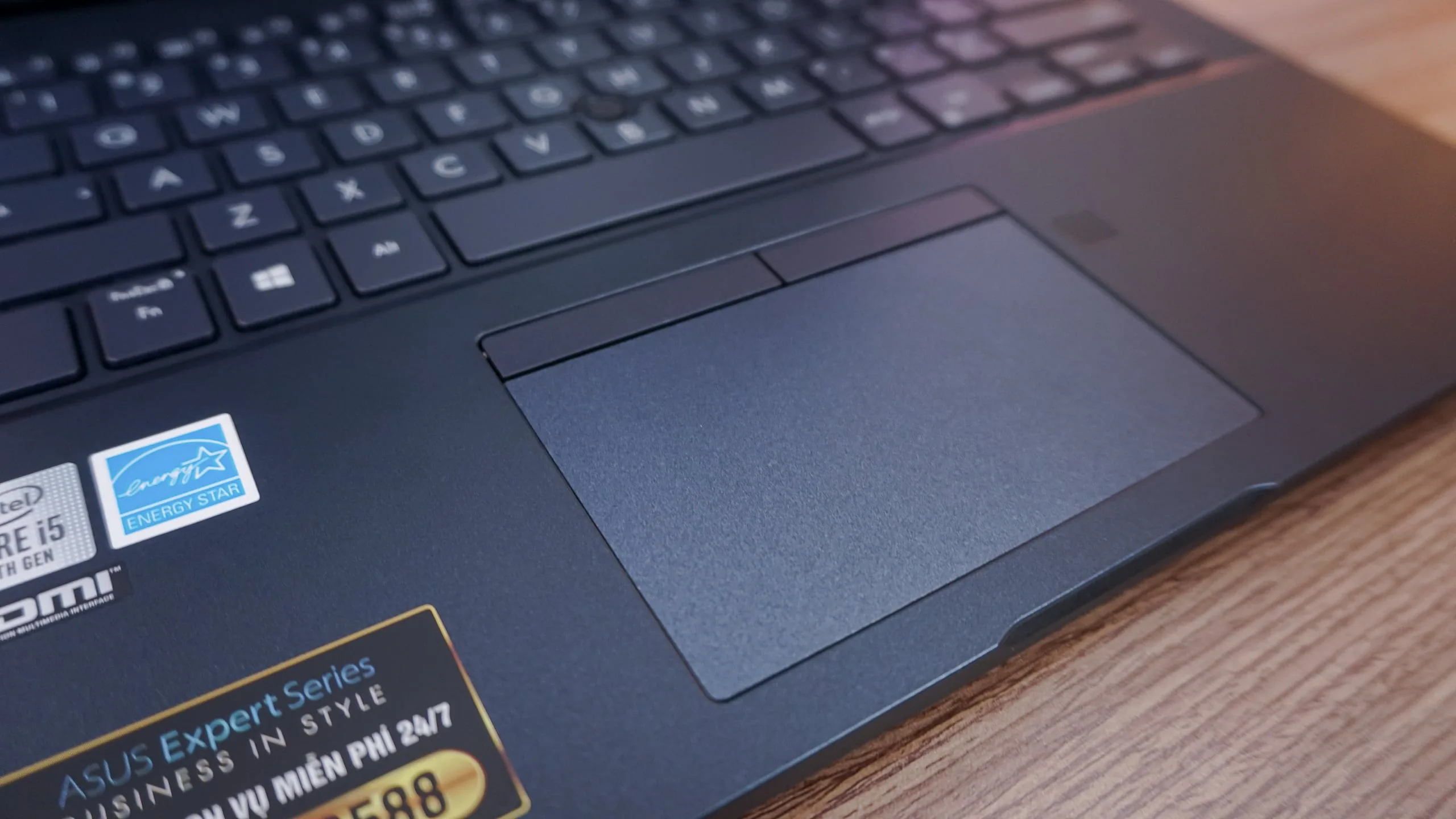 Trên tay ASUS ExpertBook P2, laptop doanh nghiệp, Intel Core thế hệ 10, đầy đủ cổng kết nối, độ bền chuẩn quân sự