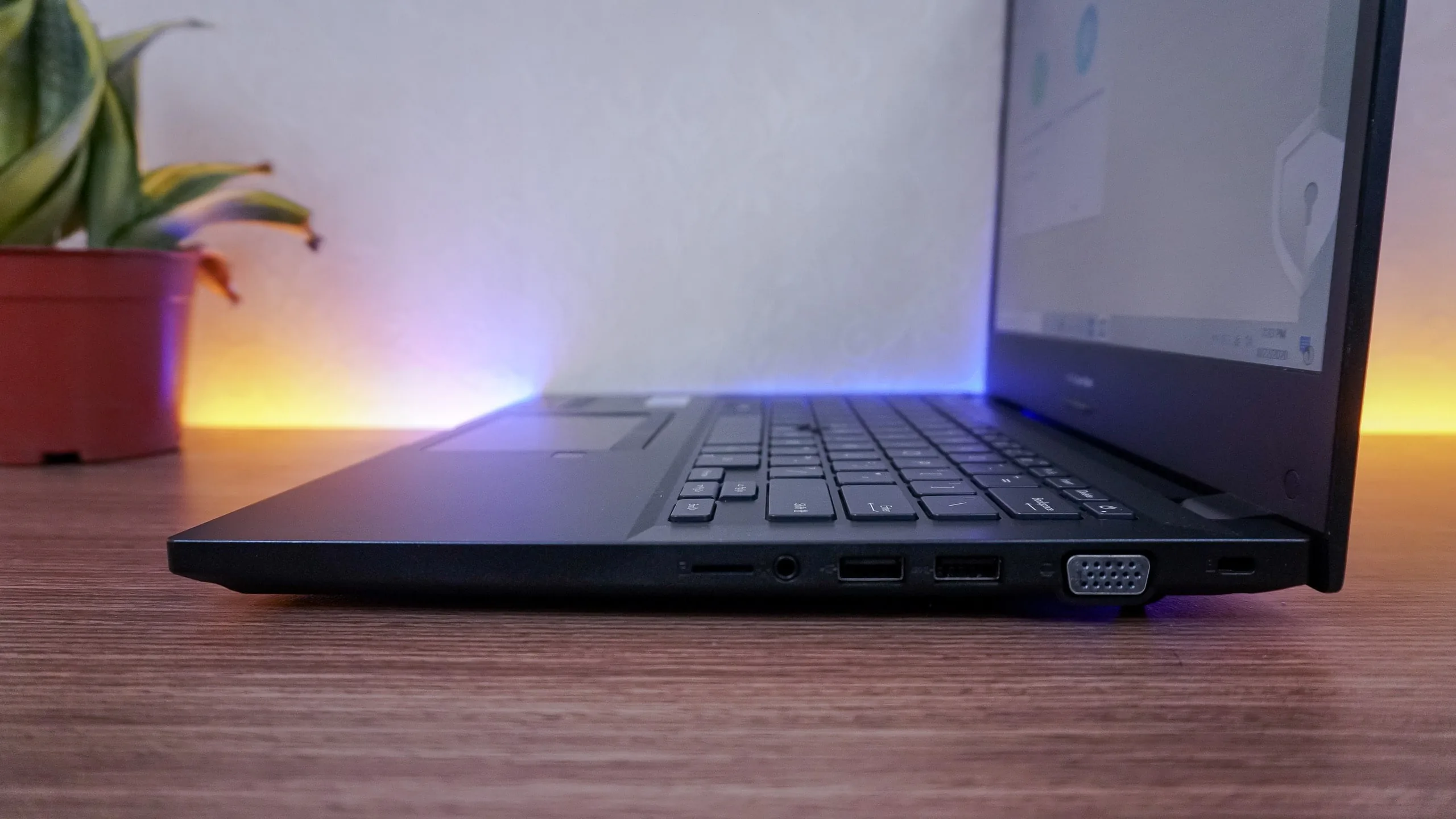 Trên tay ASUS ExpertBook P2, laptop doanh nghiệp, Intel Core thế hệ 10, đầy đủ cổng kết nối, độ bền chuẩn quân sự