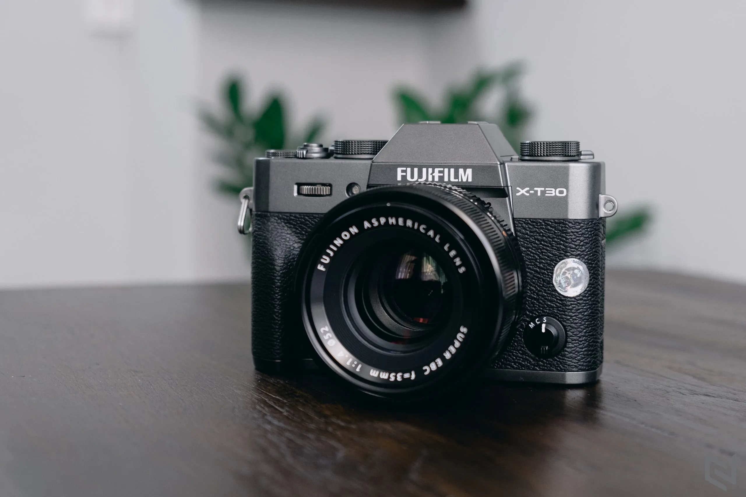 So sánh X-T30 với X-S10: Hai máy ảnh Fujifilm tầm trung có ưu và nhược điểm gì?