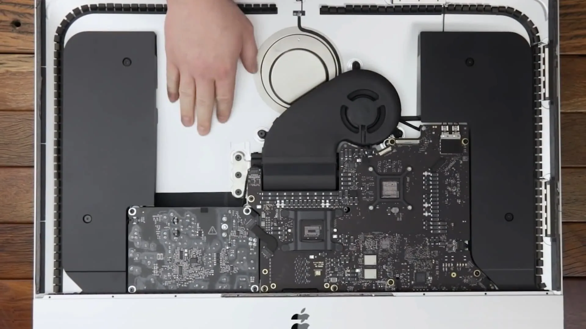 Tháo tung iMac 2020 và cùng xem những thay đổi bên trong