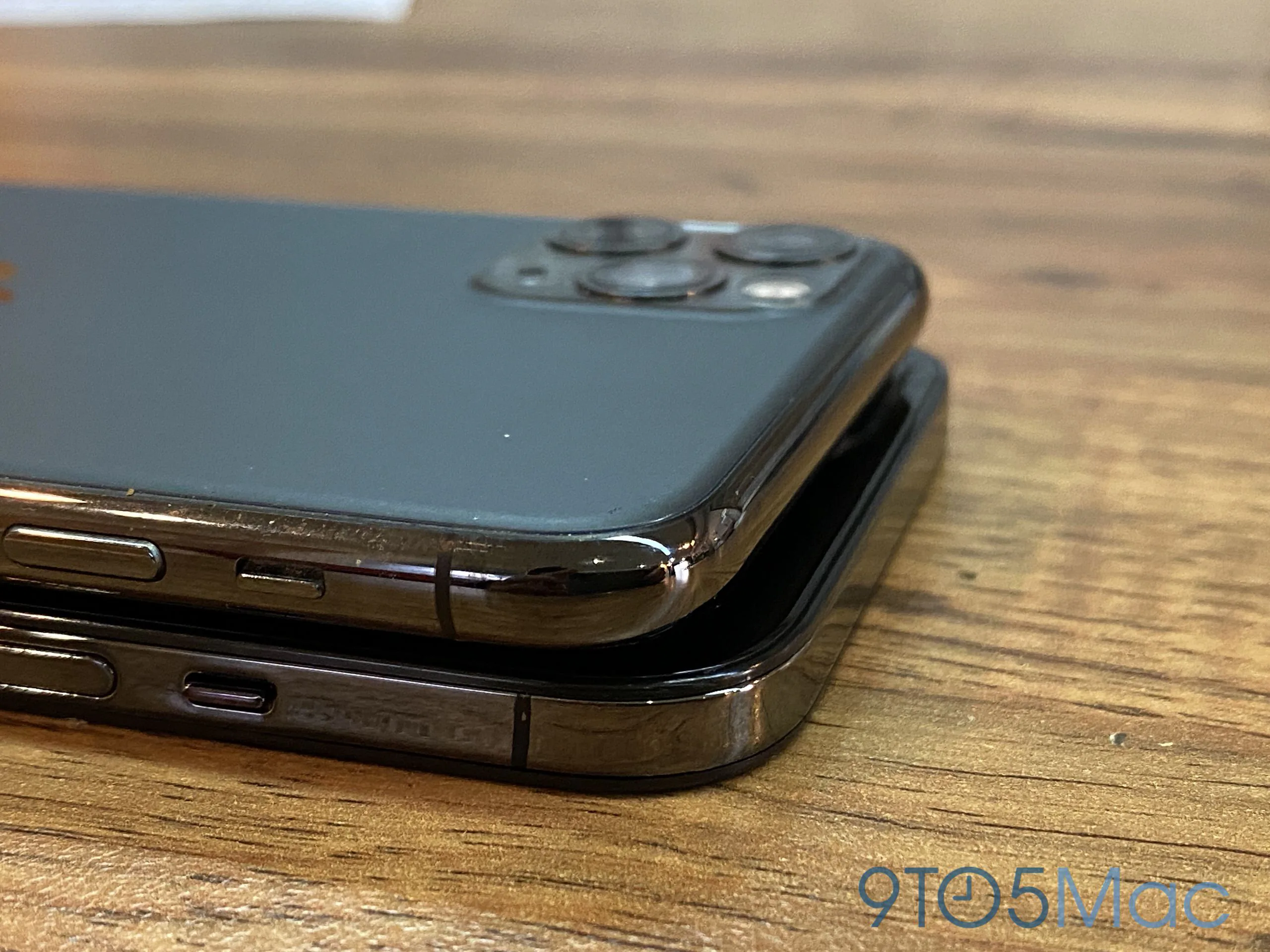 Các mẫu iPhone 12 dummy mới xuất hiện và càng giống với iPhone 4 hơn