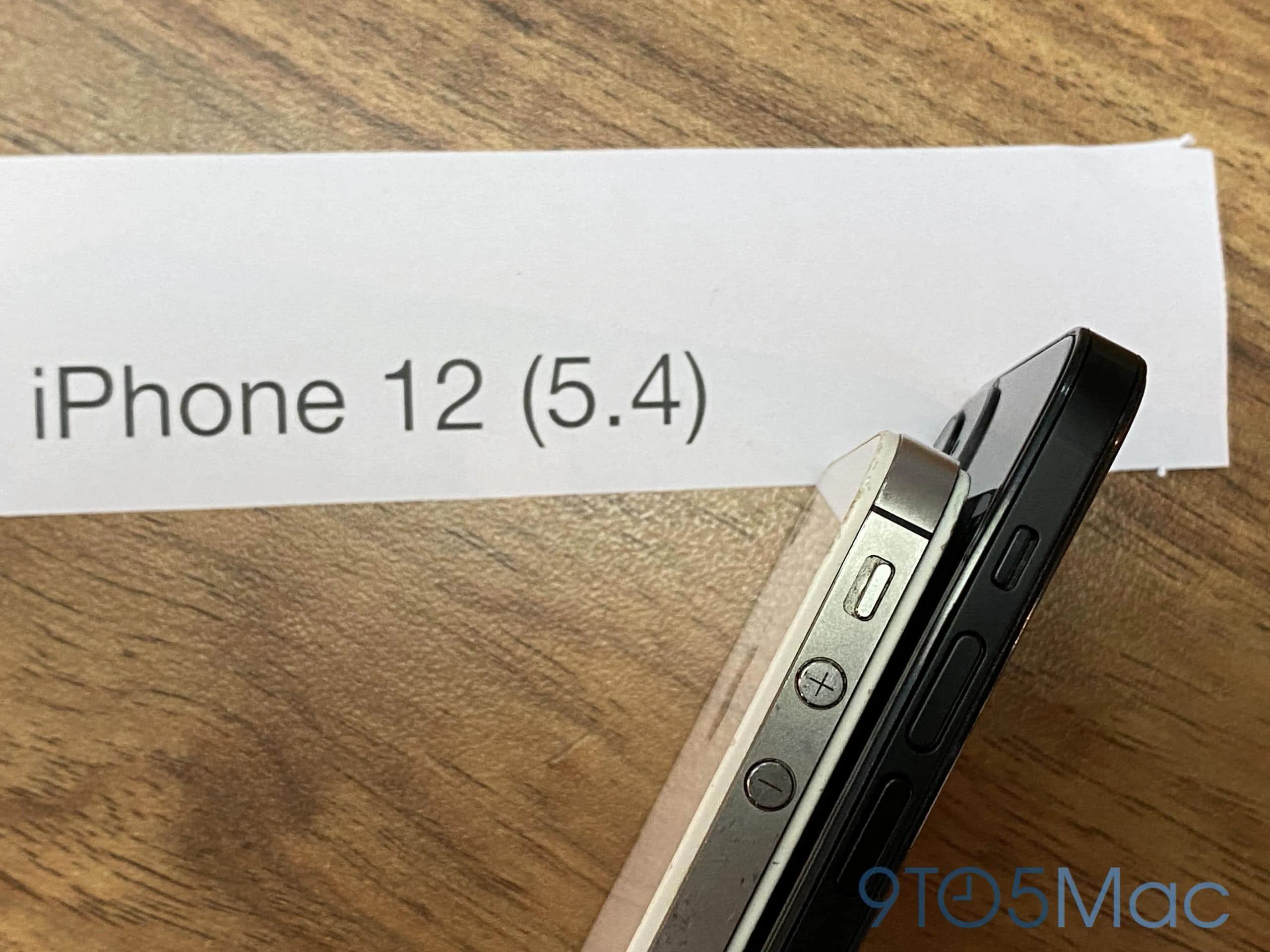 Các mẫu iPhone 12 dummy mới xuất hiện và càng giống với iPhone 4 hơn
