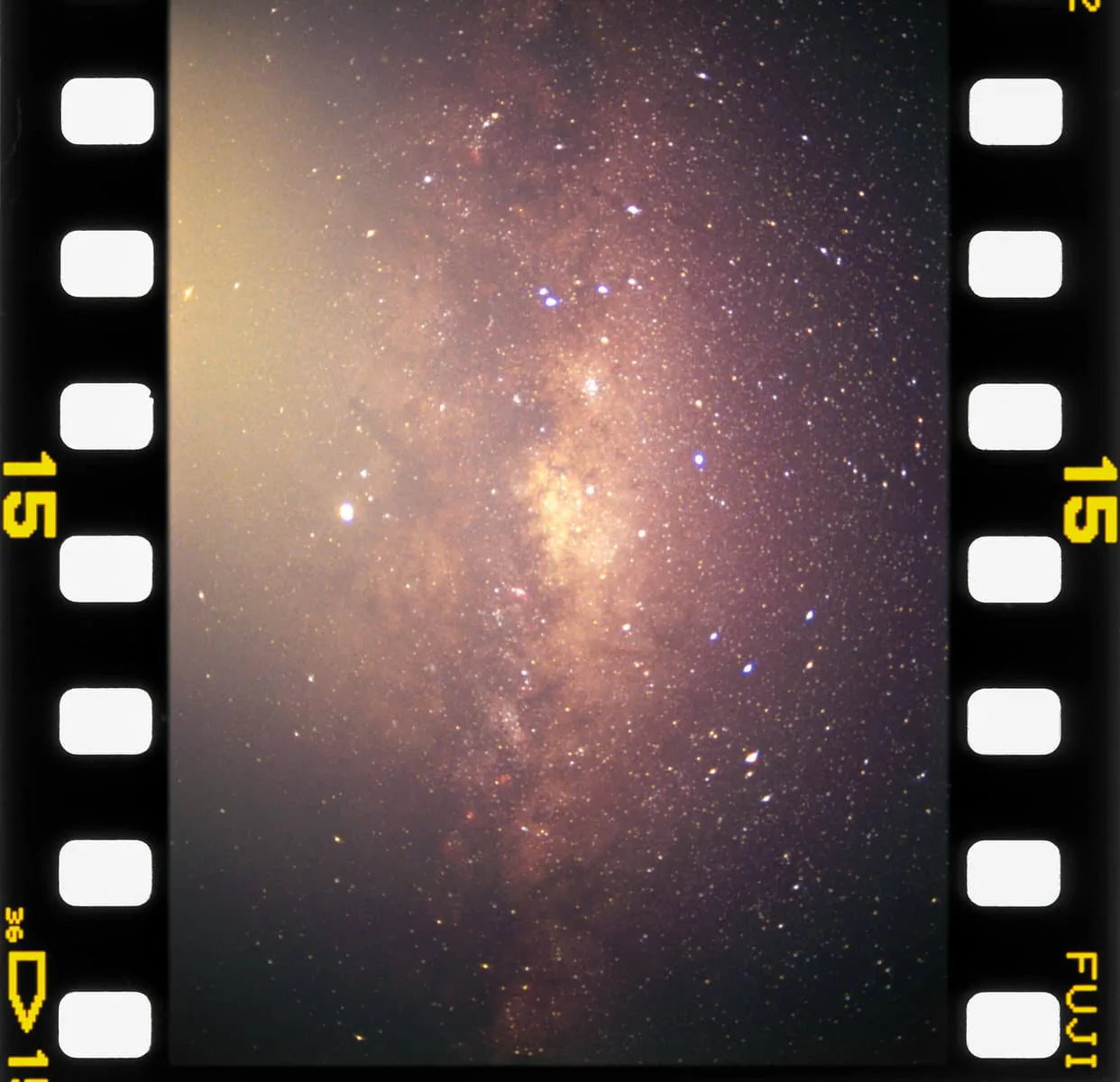 Nhiếp ảnh gia chia sẻ cách chụp ảnh Milky Way với máy ảnh film medium format