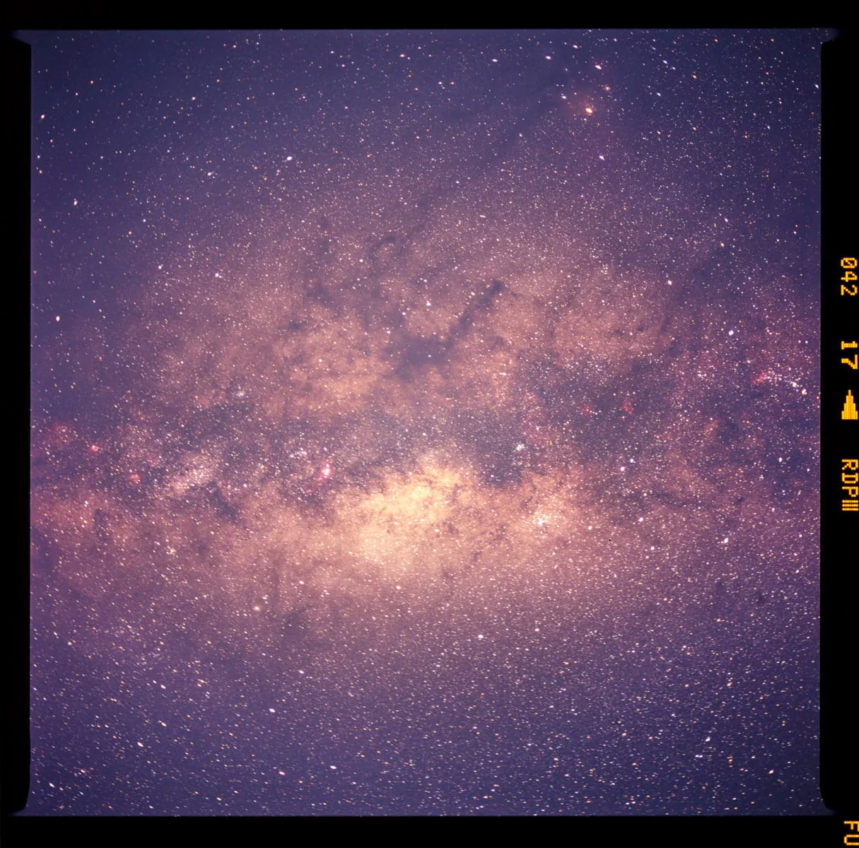 Nhiếp ảnh gia chia sẻ cách chụp ảnh Milky Way với máy ảnh film medium format