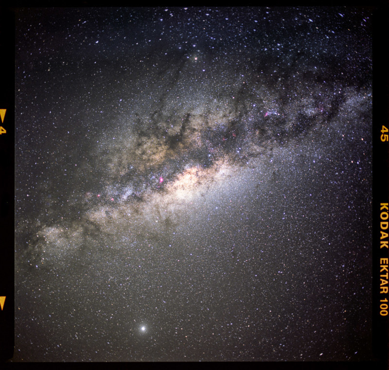 Nhiếp ảnh gia chia sẻ cách chụp ảnh Milky Way với máy ảnh film medium format
