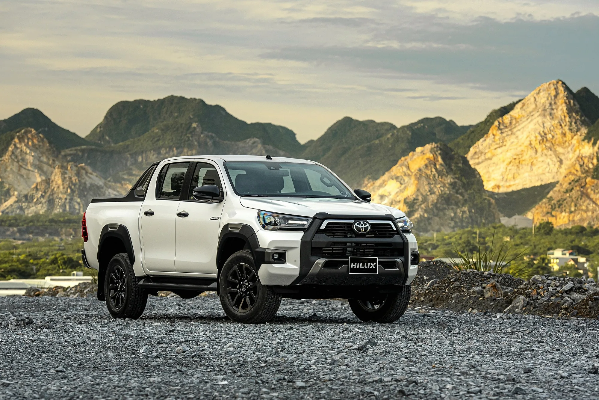 Toyota Hilux ra mắt tại Việt Nam, giá từ 628 triệu