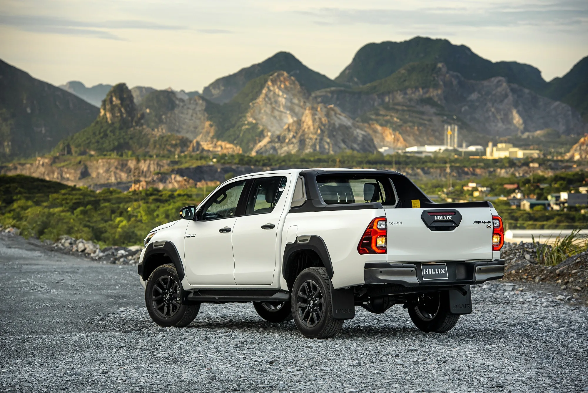 Toyota Hilux ra mắt tại Việt Nam, giá từ 628 triệu