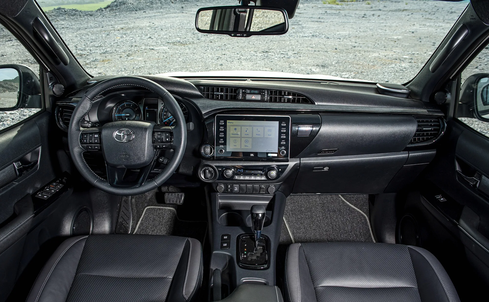 Toyota Hilux ra mắt tại Việt Nam, giá từ 628 triệu