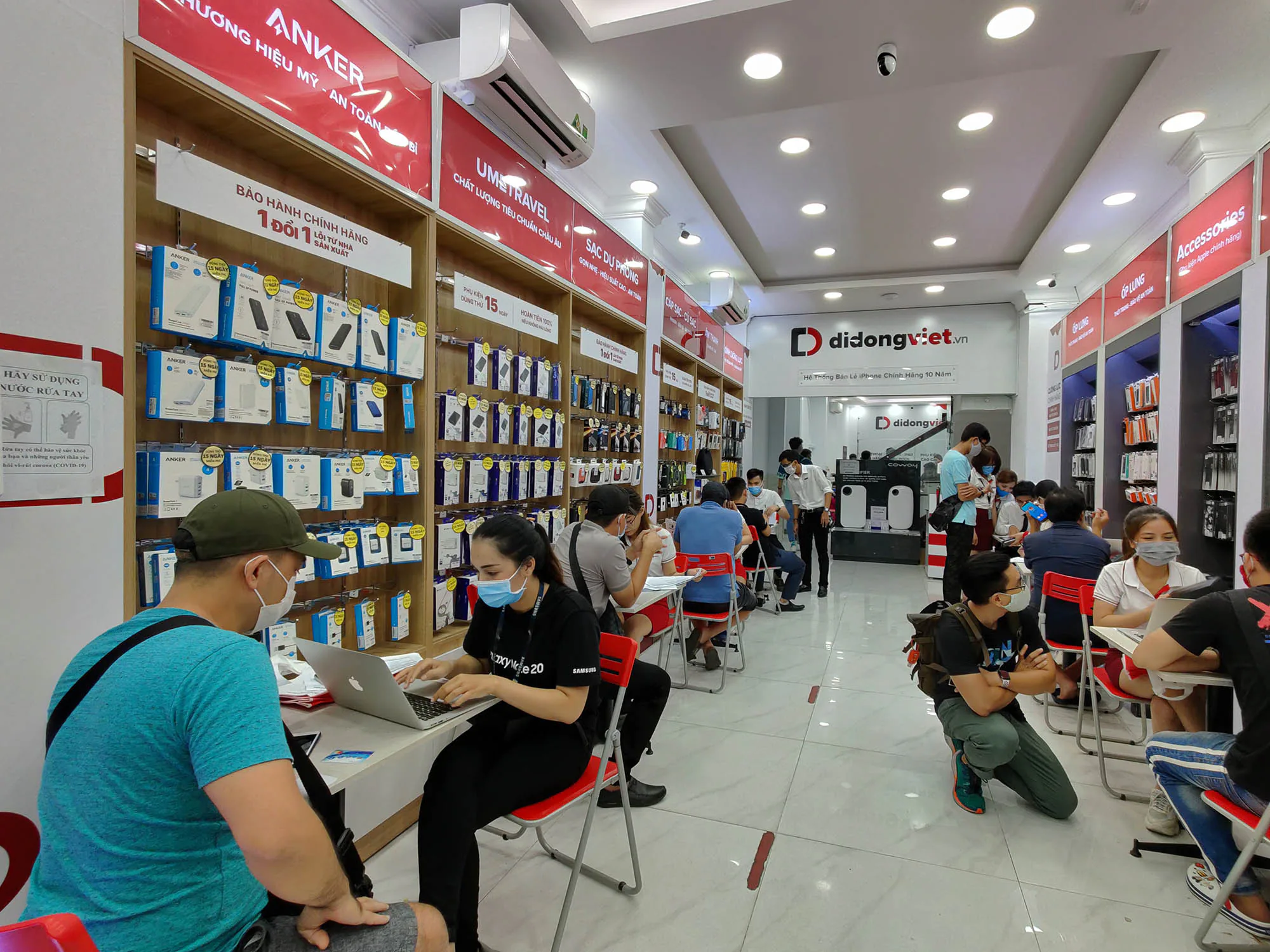 Nóng lòng sở hữu Galaxy Note20, khách hàng đến Di Động Việt đập hộp từ 0h